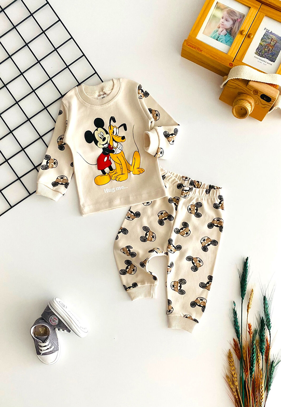 Neşeli Bebekler Baby Mickey ve Pluto Baskılı Pijama Takım Bej