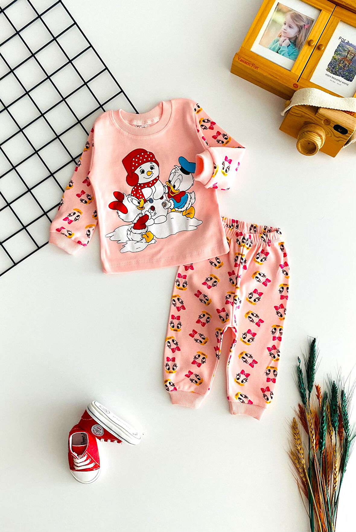 Neşeli Bebekler Baby Kardan Adamlı Baby Duck & Baby Daisy Duck Baskılı Pijama Takım Somon