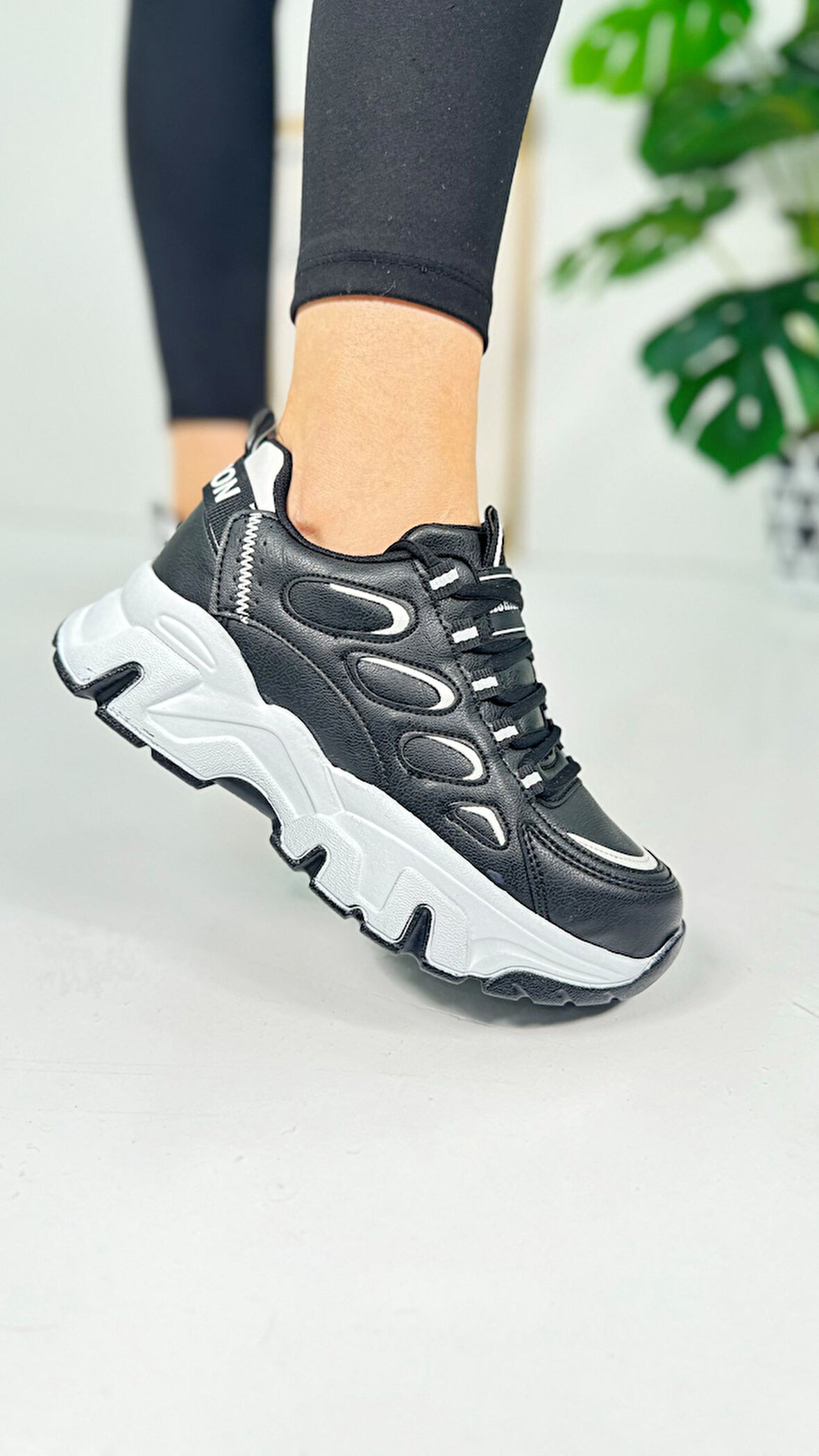 Günlük Kadın Sneaker Bağcıklı Yüksek Kalın Tabanlı Oval Burunlu Rahat Hafif Spor Ayakkabı 1001
