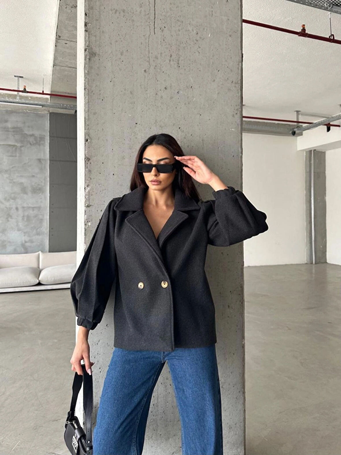 Kadın Lastikli Balon Kol Düğmeli Kruvaze Yaka Cepsiz Astarlı Oversize Kesim Kısa Kaşe Trençkot Ceket