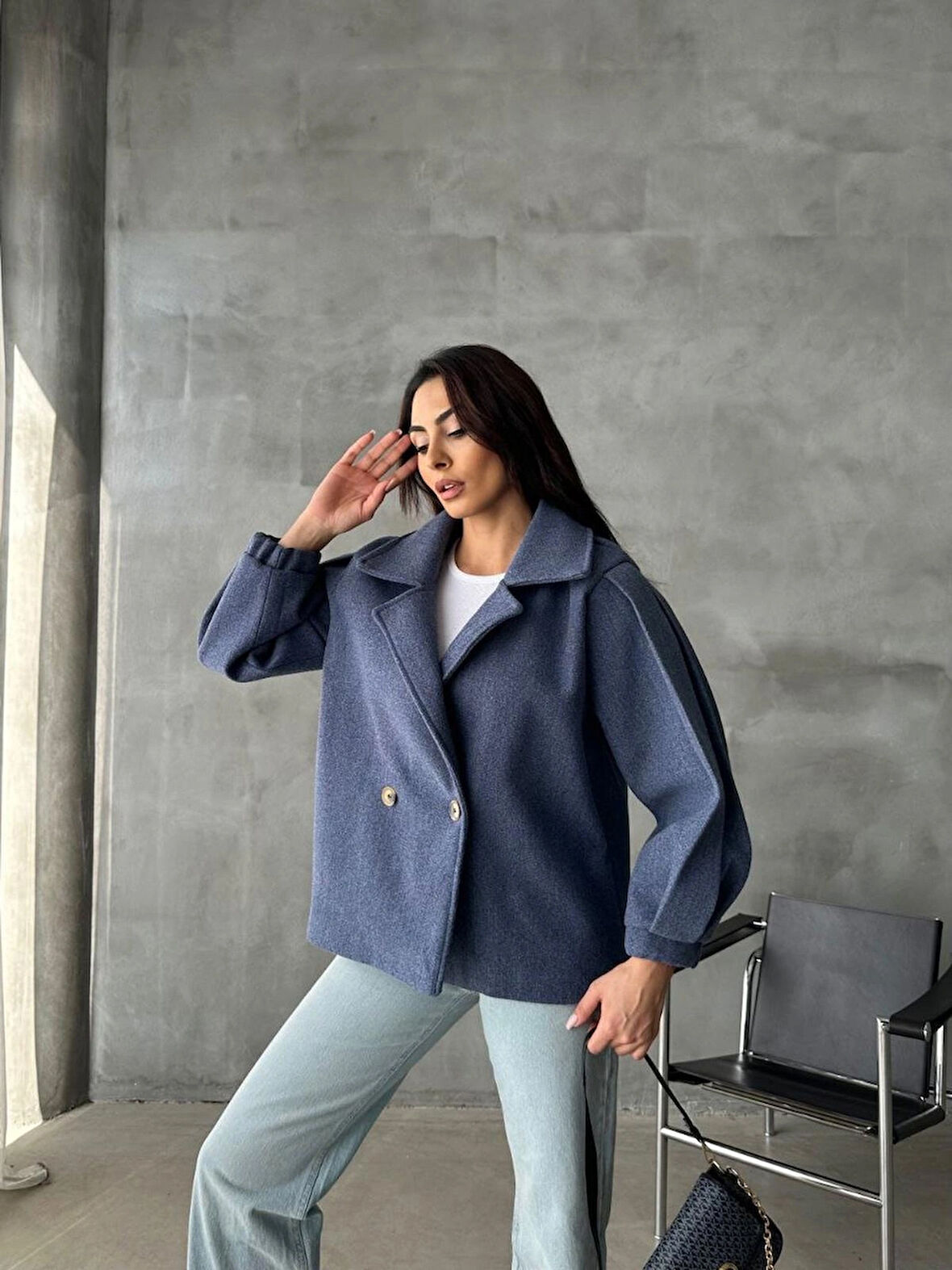 Kadın Lastikli Balon Kol Düğmeli Kruvaze Yaka Cepsiz Astarlı Oversize Kesim Kısa Kaşe Trençkot Ceket