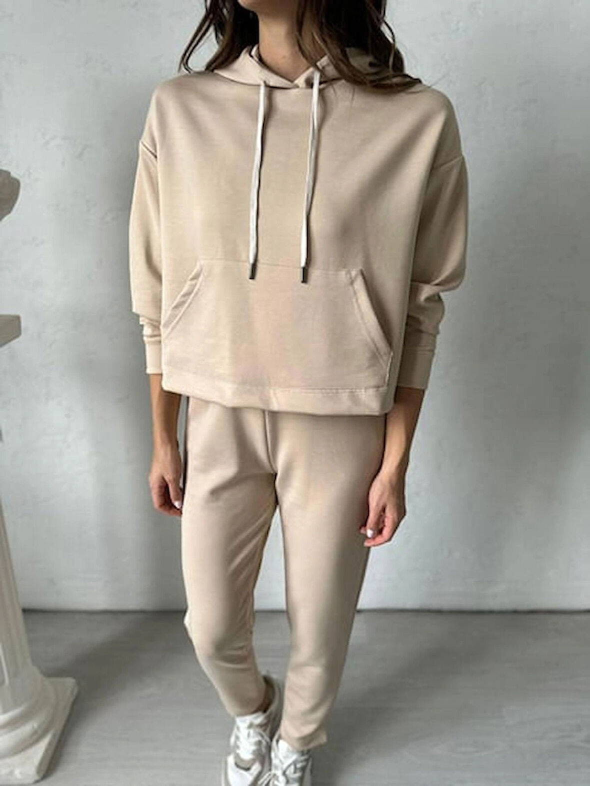 Kadın Vizon Renk Crop Kapşonlu Kanguru Cepli Sweatshirt -Bol Paça Beli Lastikli Scuba Eşofman Takımı