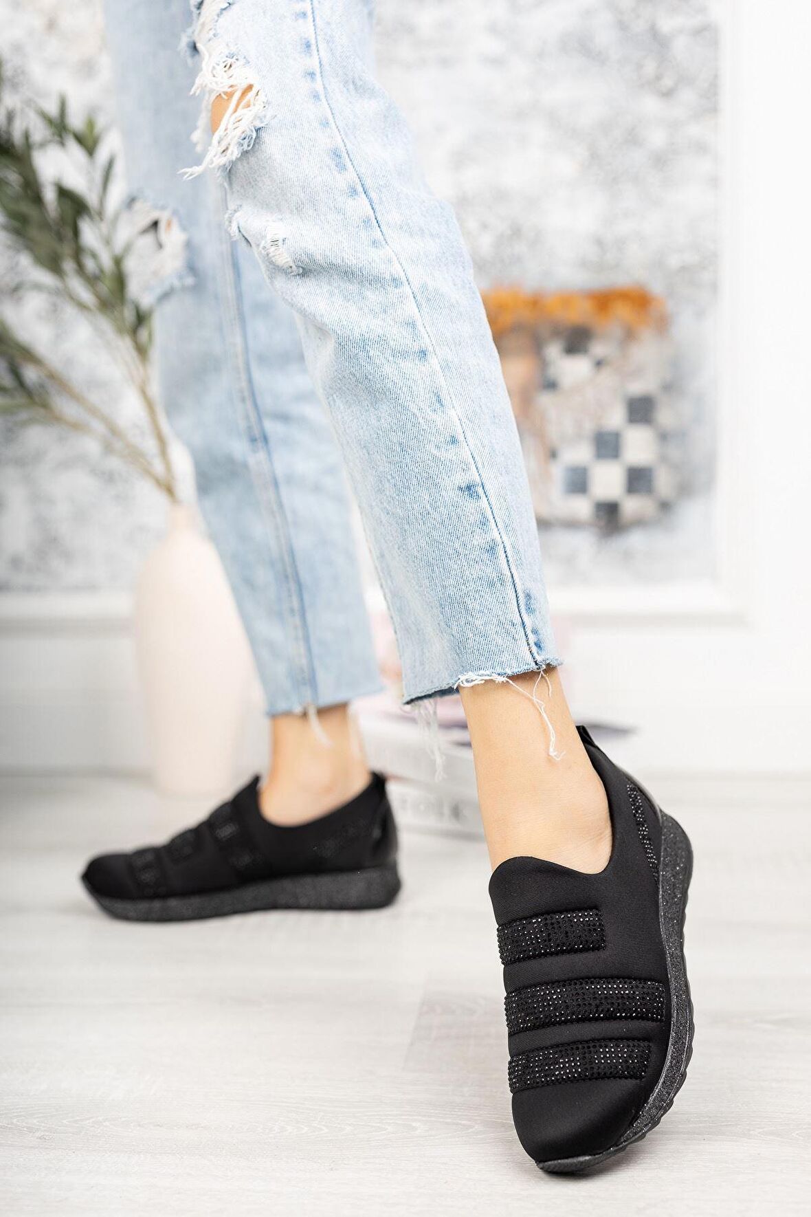 Simli Taban Taşlı Siyah Ayakkabı