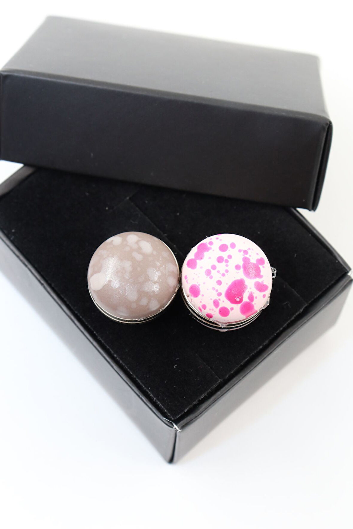 Eşarp mıknatısı. Şal mıknatısı. Türban mıknatısı. Başörtü mıknatısı. Mıknatıslı eşarp klipsi.