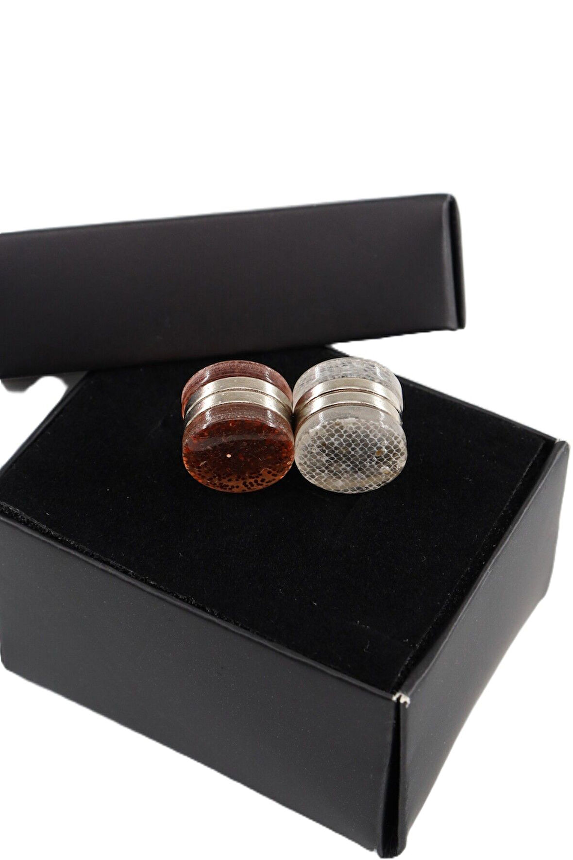 Eşarp mıknatısı. Şal mıknatısı. Türban mıknatısı. Başörtü mıknatısı. Mıknatıslı eşarp klipsi.