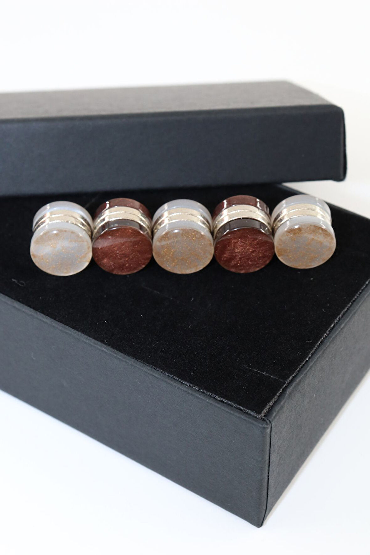 Eşarp mıknatısı. Şal mıknatısı. Türban mıknatısı. Başörtü mıknatısı. Mıknatıslı eşarp klipsi.