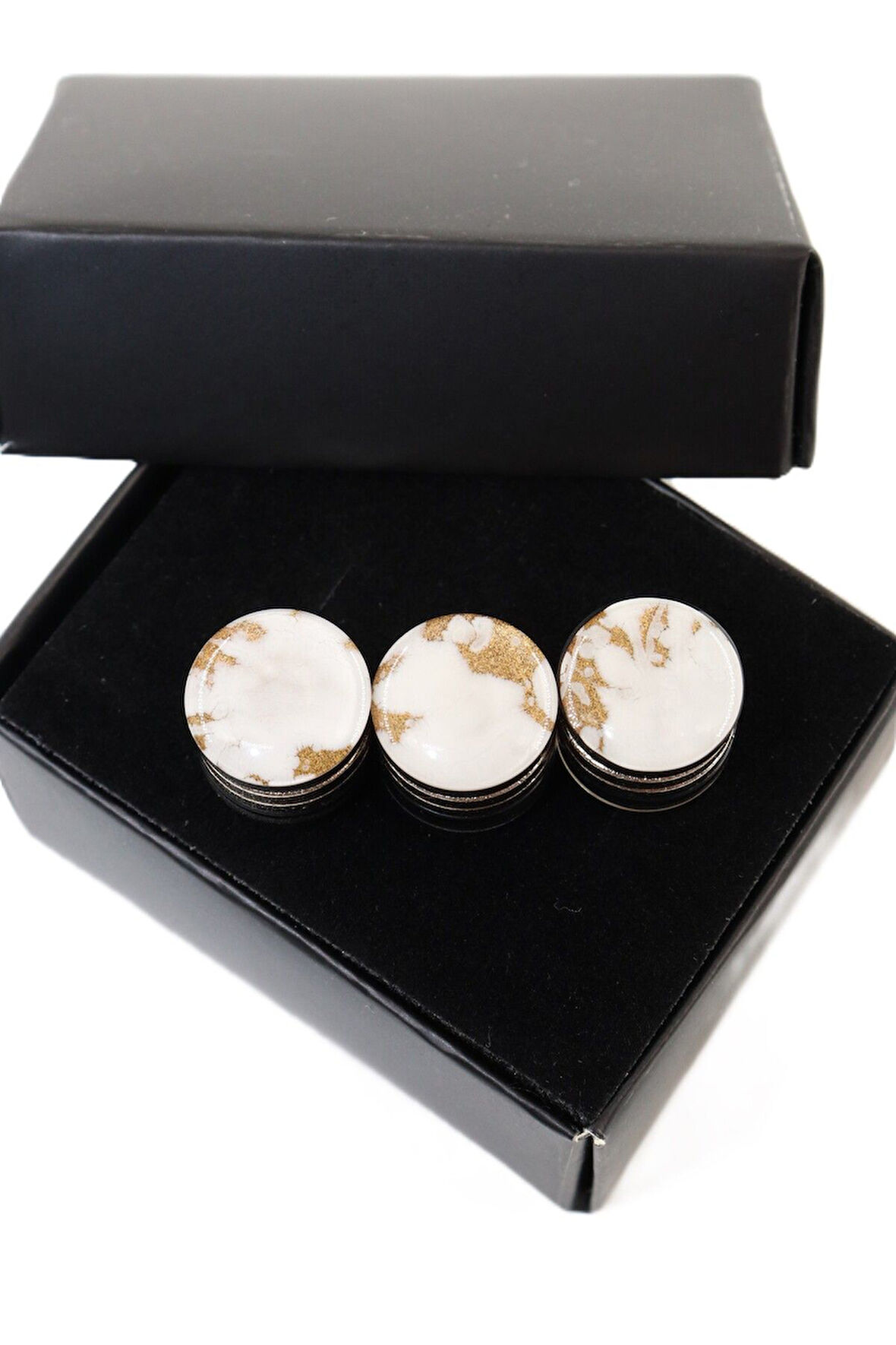 Eşarp mıknatısı. Şal mıknatısı. Türban mıknatısı. Başörtü mıknatısı. Mıknatıslı eşarp klipsi.