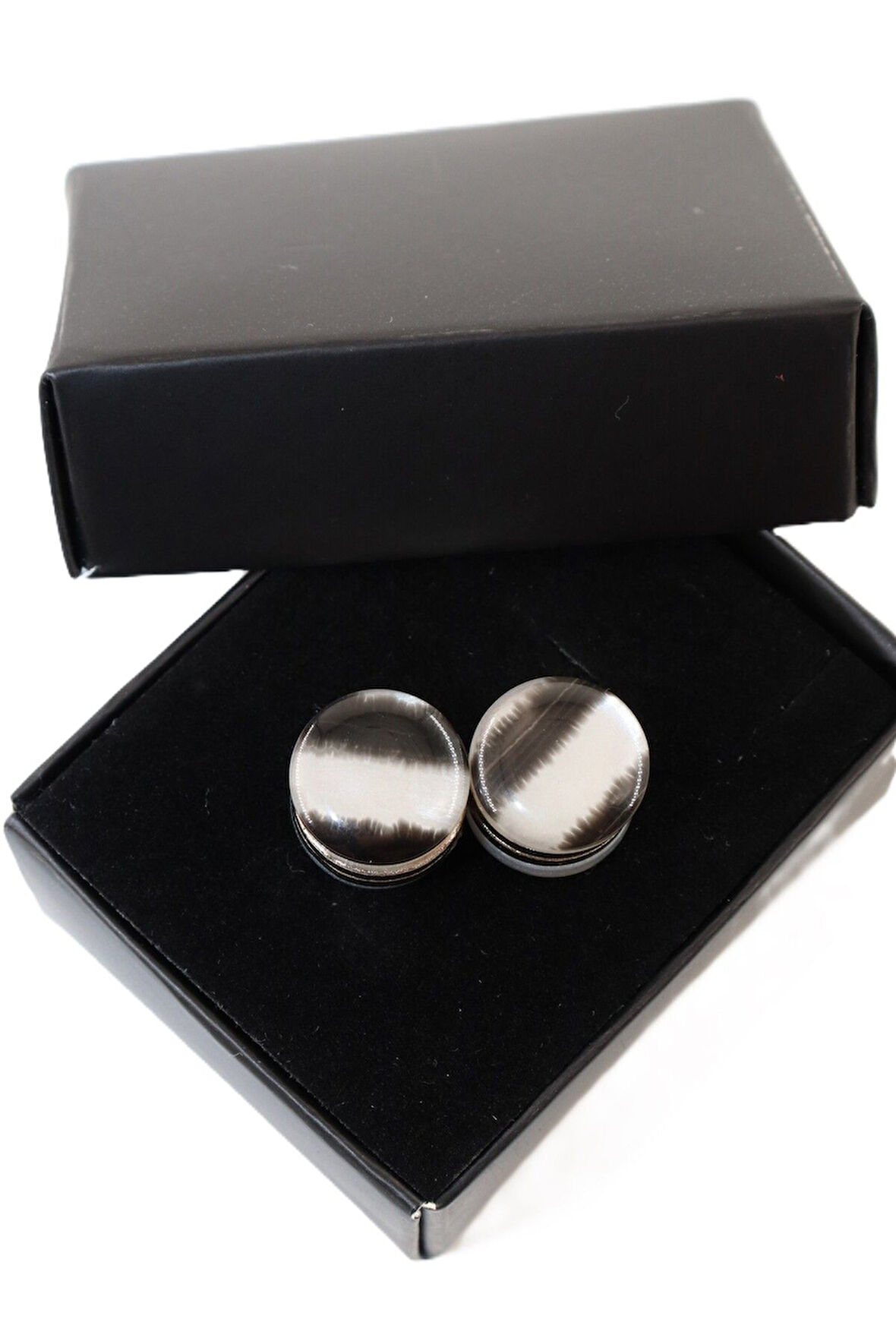 Eşarp mıknatısı. Şal mıknatısı. Türban mıknatısı. Başörtü mıknatısı. Mıknatıslı eşarp klipsi.