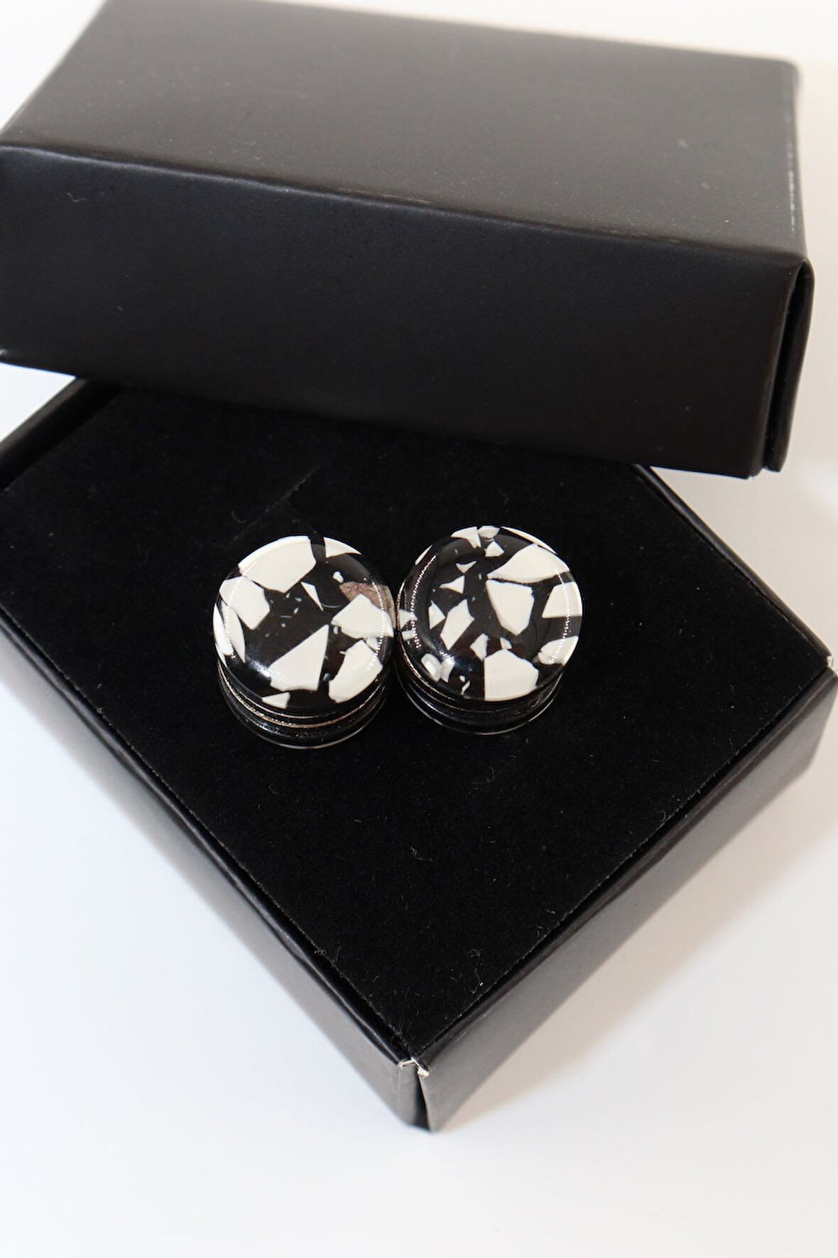 Eşarp mıknatısı. Şal mıknatısı. Türban mıknatısı. Başörtü mıknatısı. Mıknatıslı eşarp klipsi.