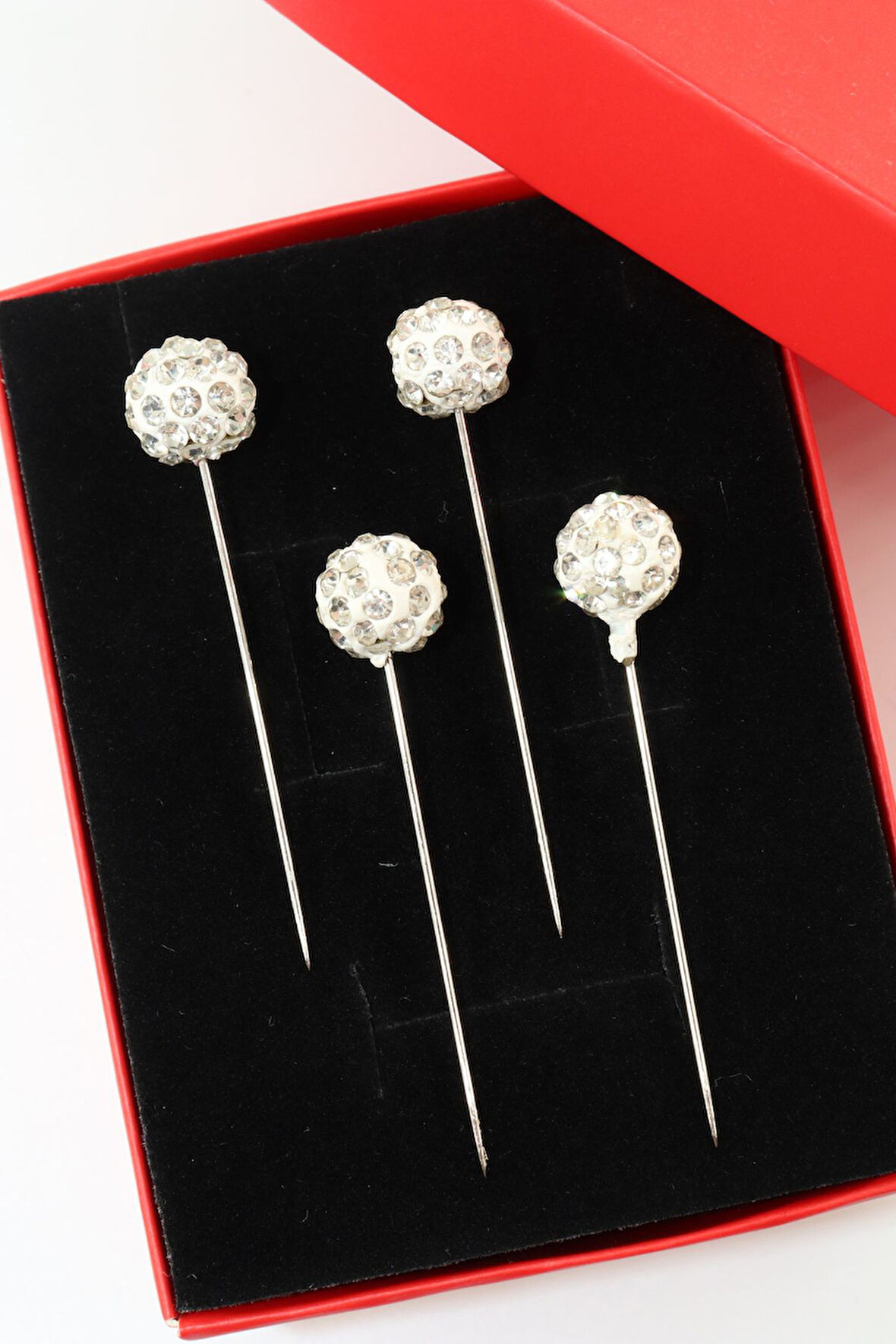 4’lü Beyaz taşlı eşarp iğnesi. Şal iğnesi. Türban iğnesi. Başörtü iğnesi. Eşarp ve şal iğnesi.