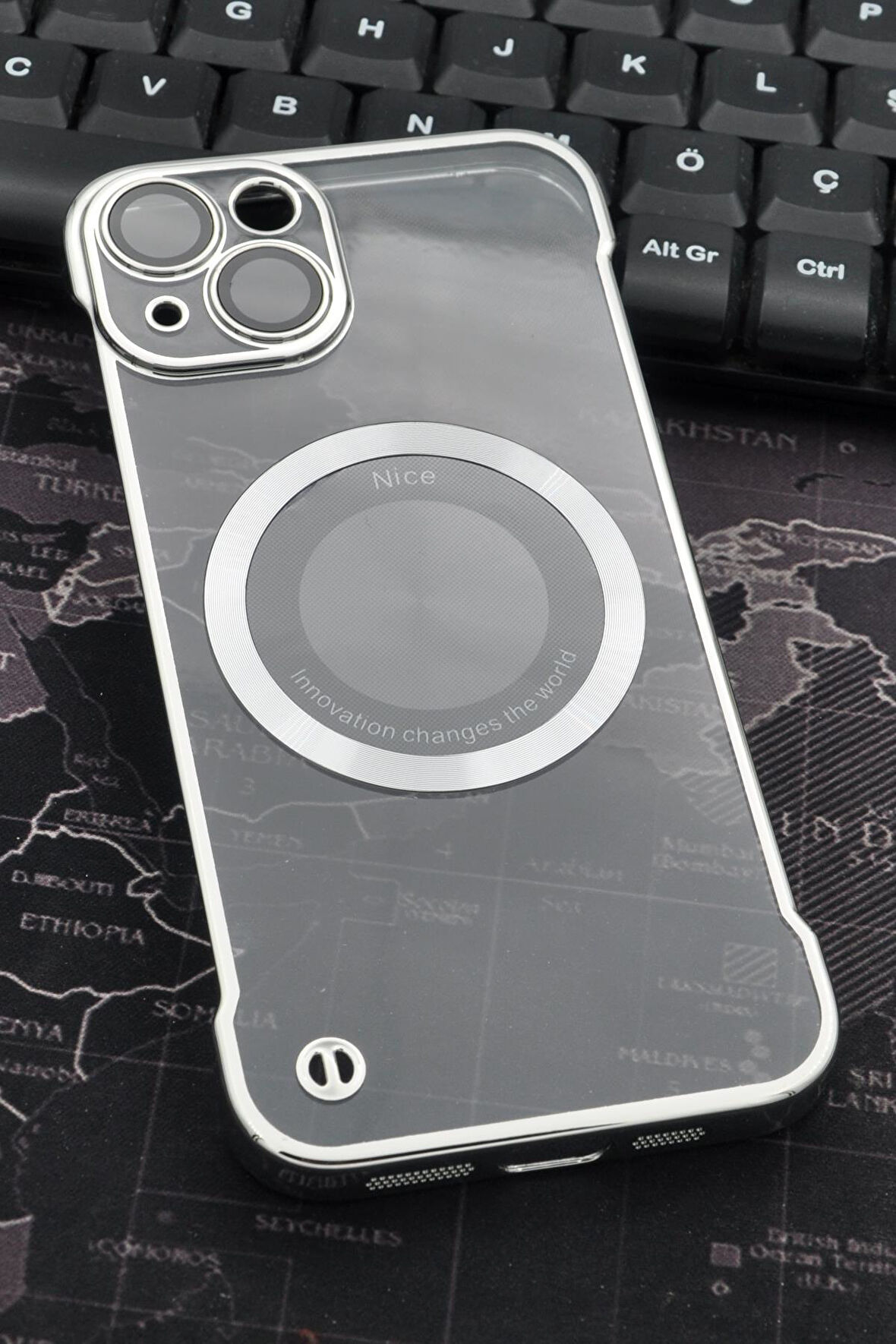 iPhone 13 Uyumlu Gümüş Gri Silver Renkli İnce Kenarlı Şeffaf Sert Kapak Kılıf