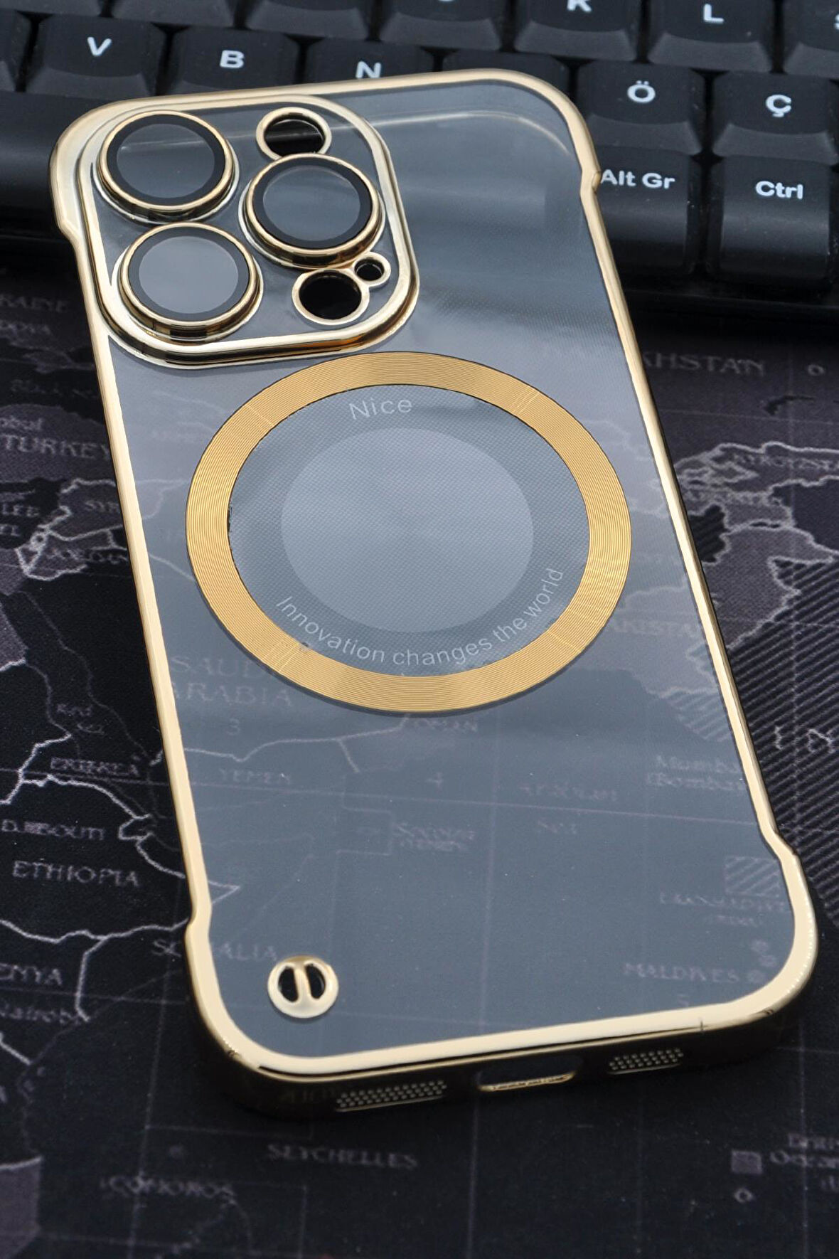 iPhone 14 Pro Max Uyumlu Altın Sarı Gold Renkli İnce Kenarlı Şeffaf Sert Kapak Kılıf