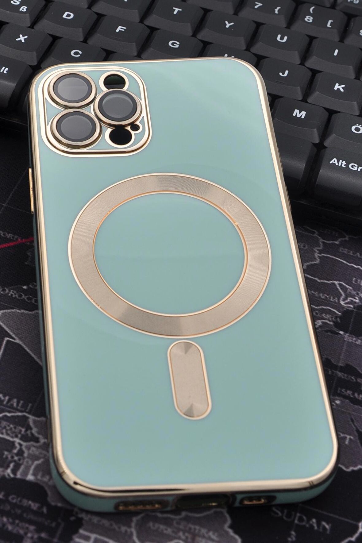 iPhone 12 Pro Uyumlu MagSafe Özellikli Lens Korumalı Renkli Kılıf Mint Yeşili