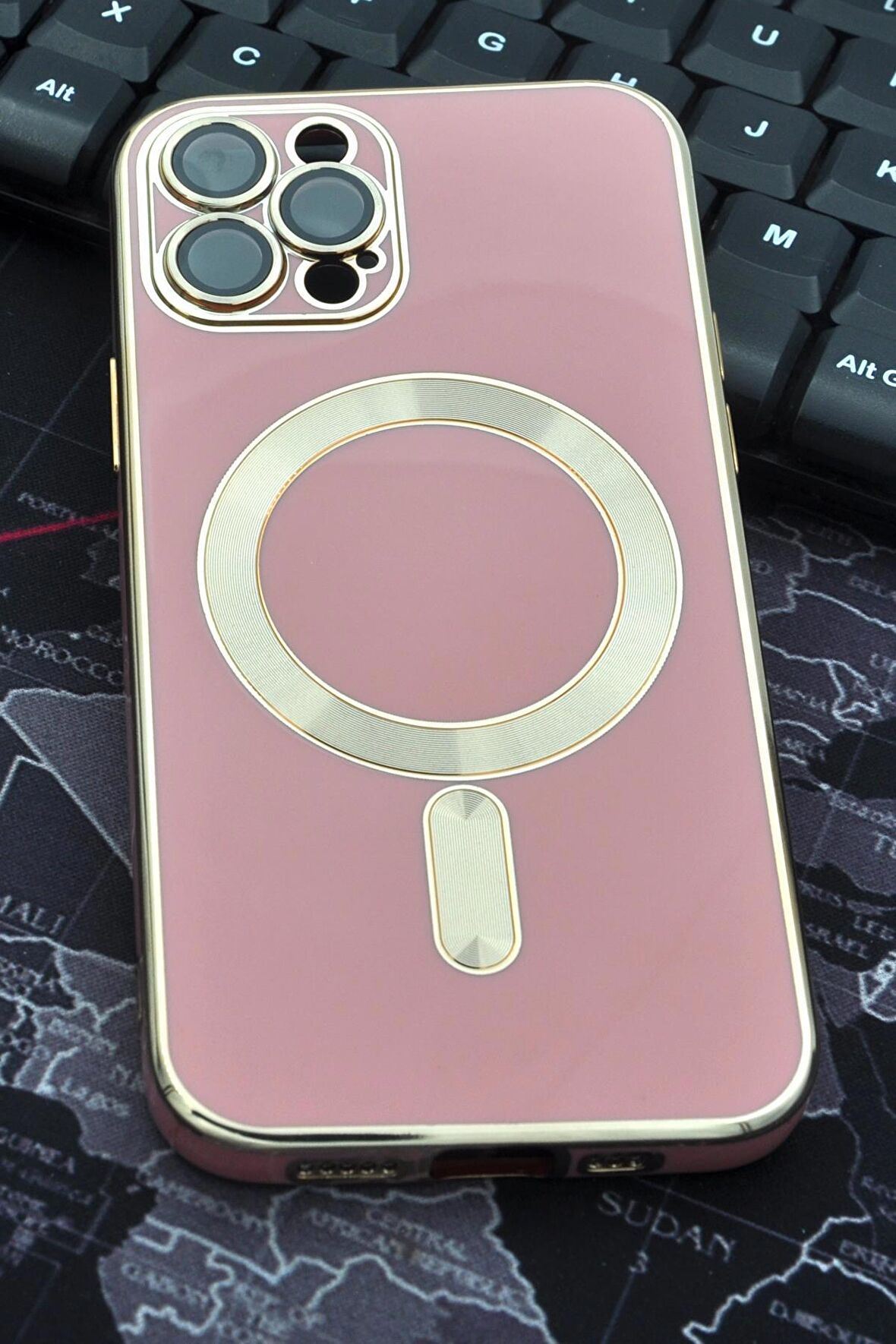 iPhone 12 Pro Uyumlu MagSafe Özellikli Lens Korumalı Lazerli Renkli Kılıf Pembe