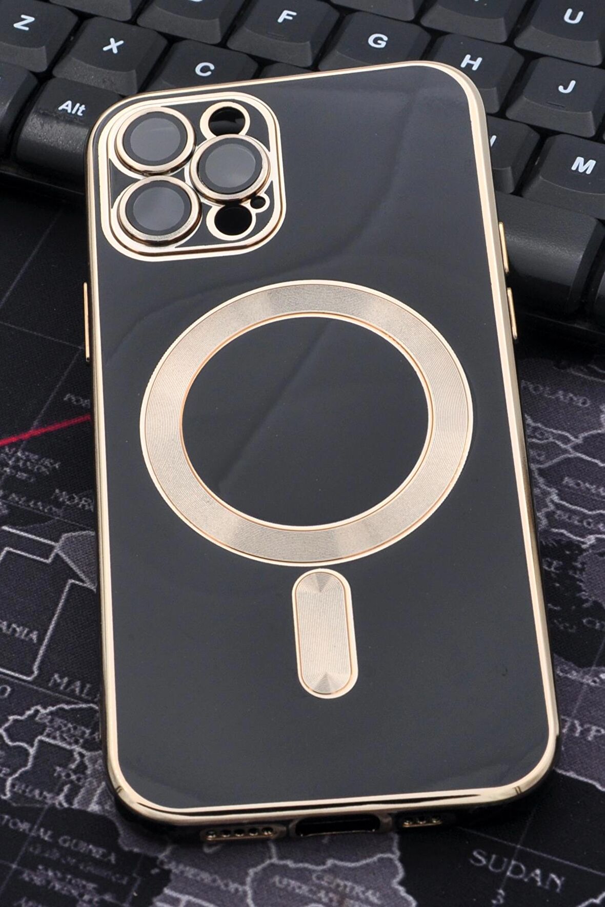 iPhone 12 Pro Uyumlu MagSafe Özellikli Lens Korumalı Renkli Kılıf Siyah