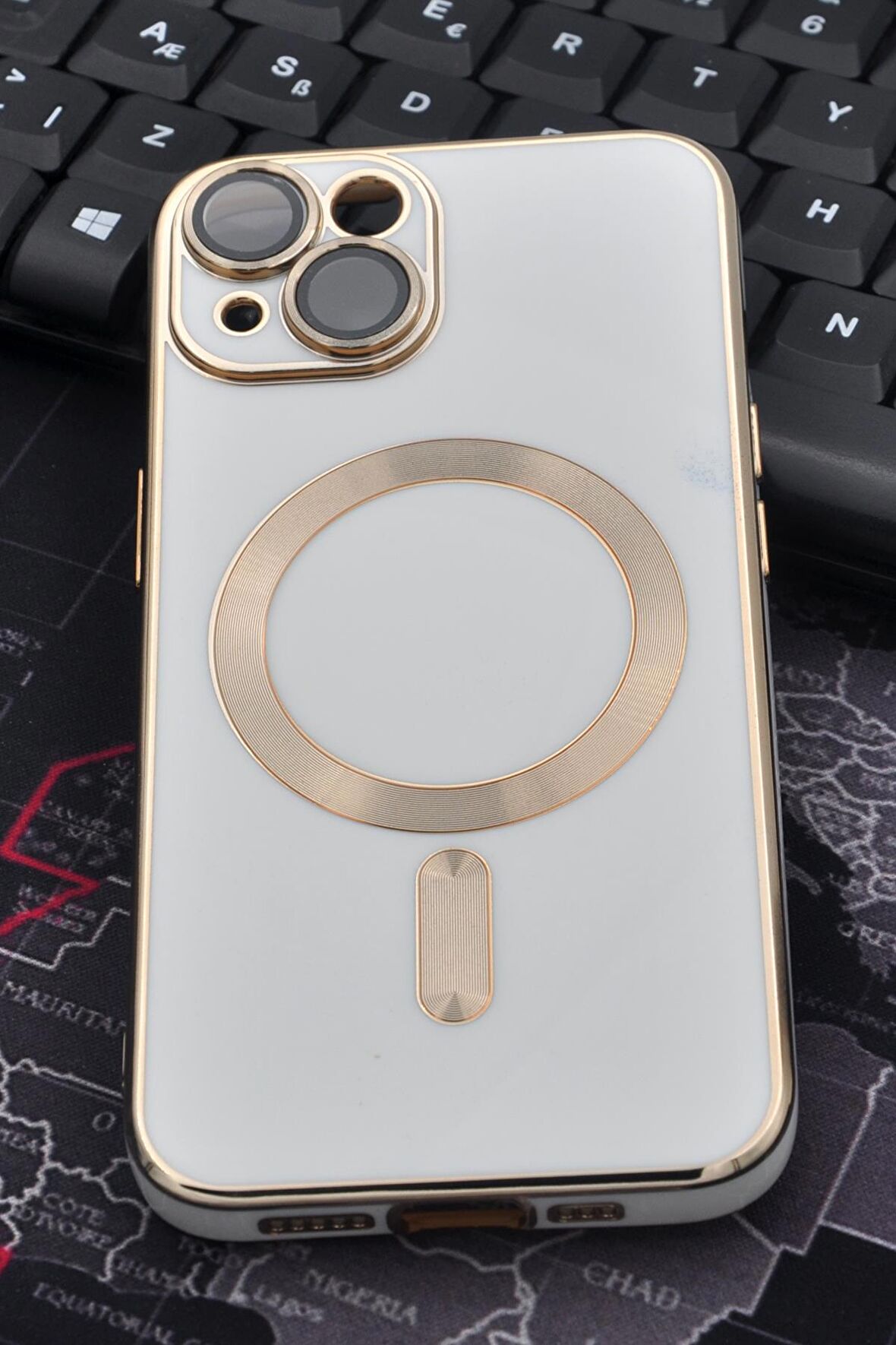 iPhone 14 Plus Uyumlu MagSafe Özellikli Lens Korumalı Renkli Kılıf Krem