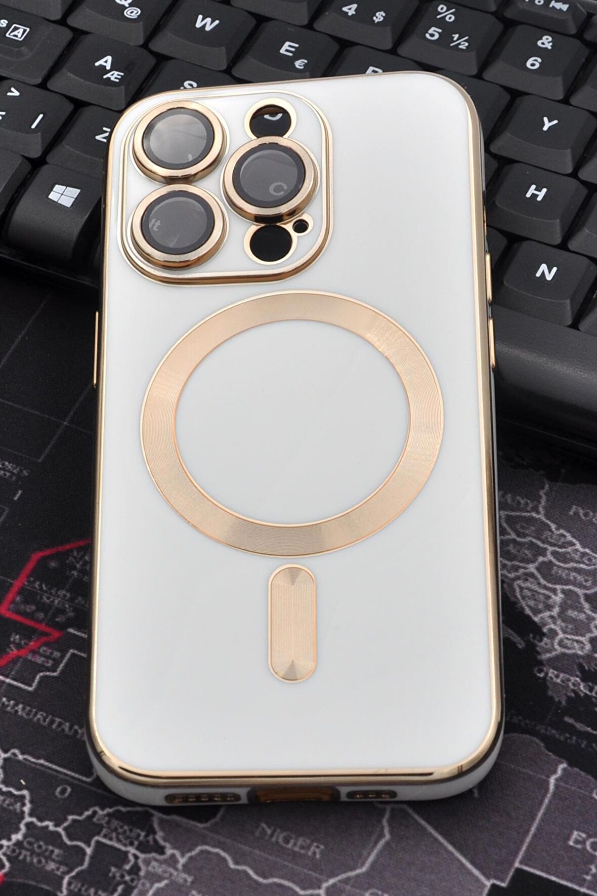 iPhone 14 Pro Uyumlu MagSafe Özellikli Lens Korumalı Lazerli Renkli Kılıf Krem
