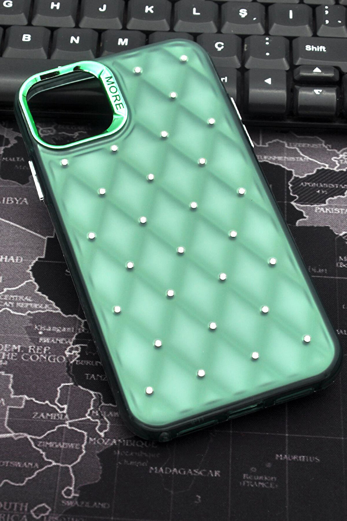 iPhone 13 Uyumlu Baklava Desenli Pırlanta Taşlı Sert Kapak Kılıf Zümrüt Yeşil