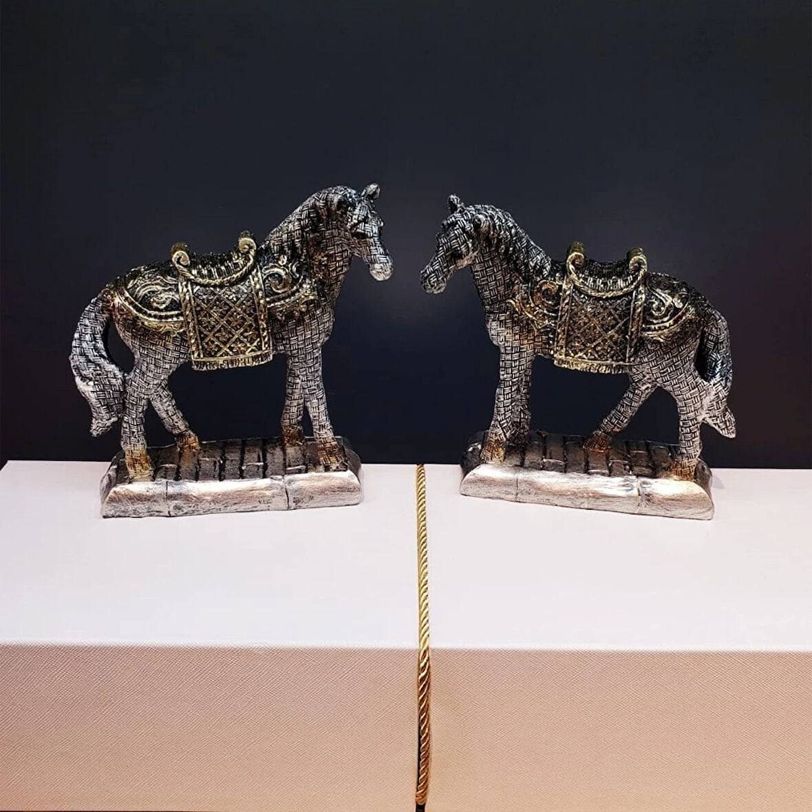 Dekoratif At Biblosu