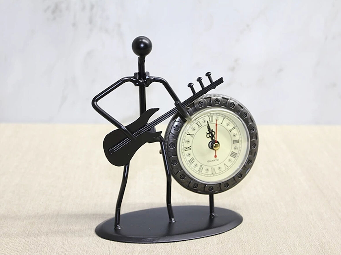 Metal Saatli Gitar Çalan Müzisyen Alk4334