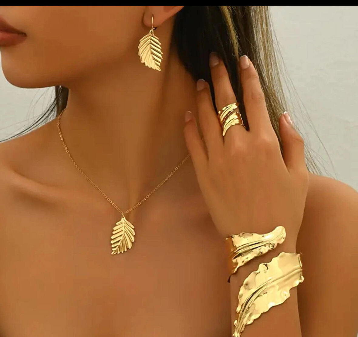 🟡 Retro Altın Renk Takı Seti (Bilezik + Küpe + Kolye)