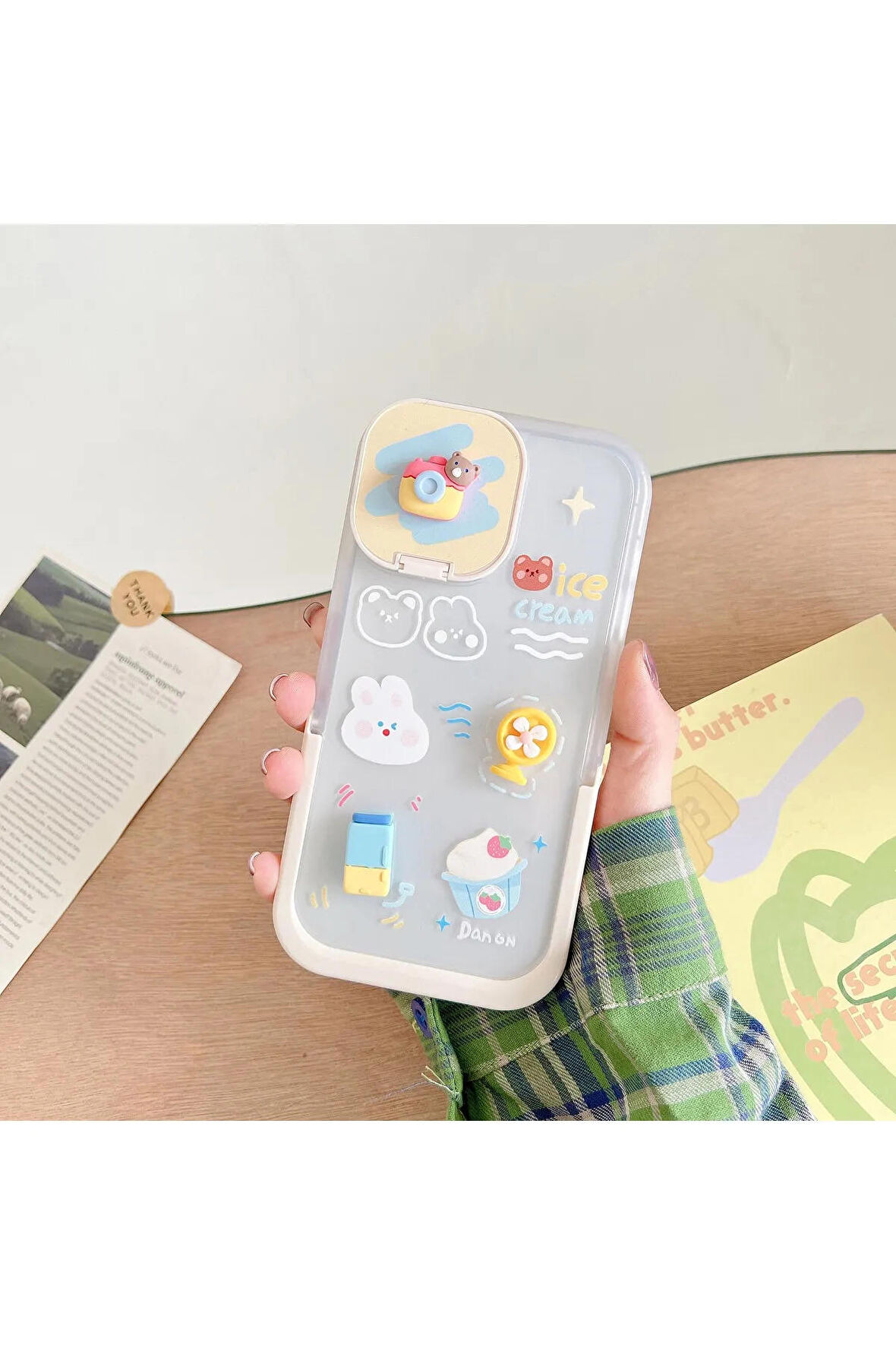 Iphone 14 Pro Uyumlu Standlı ve Kamera Pencereli Kapak Kabartmalı Sevimli Telefon Kılıfı