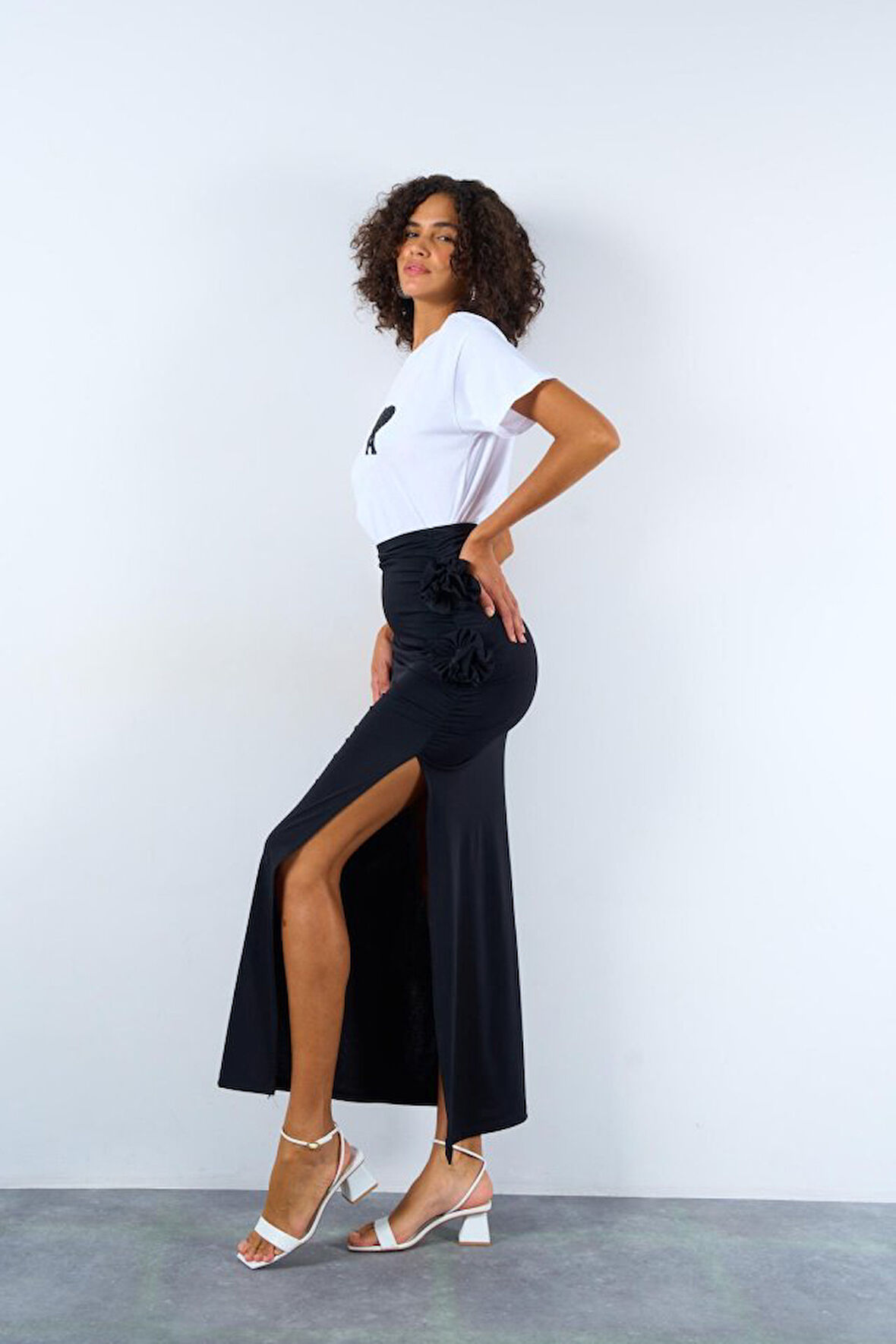 Yandan Büzgülü Güllü Etek - Siyah