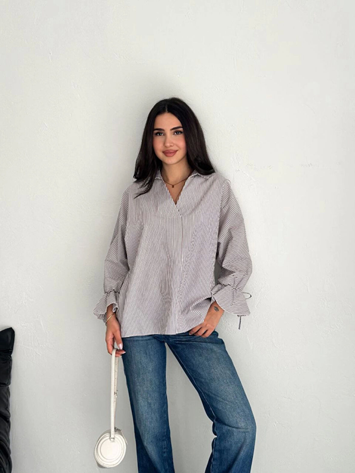 Arkası Asimetrik Yırtmaç Kesim Detaylı Cizgili Bluz Gömlek - Gri