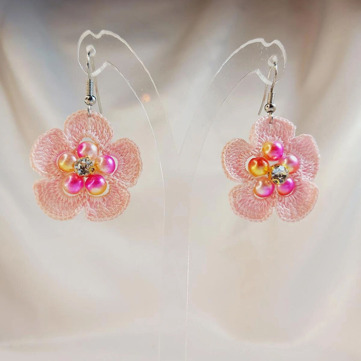 Crystal Atelier El Yapımı Örgü Çiçek Küpe, İp Küpe, Etnik Otantik Sallantılı Çiçek Küpe, Ebruli İnci Küpe, İncili Küpe, Barok İnci Küpe, Kadın Küpe, Beyoğlu Taşlı Çiçek Küpe, Vintage Taşlı Çiçek Küpe
