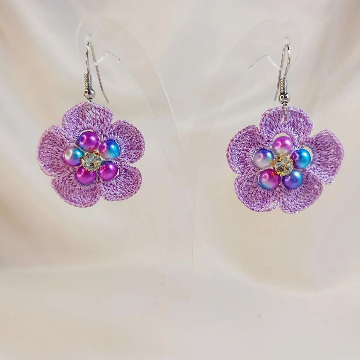 Crystal Atelier El Yapımı Örgü Çiçek Küpe, İp Küpe, Etnik Otantik Sallantılı Çiçek Küpe, Ebruli İnci Küpe, İncili Küpe, Barok İnci Küpe, Kadın Küpe, Beyoğlu Taşlı Çiçek Küpe, Vintage Taşlı Çiçek Küpe