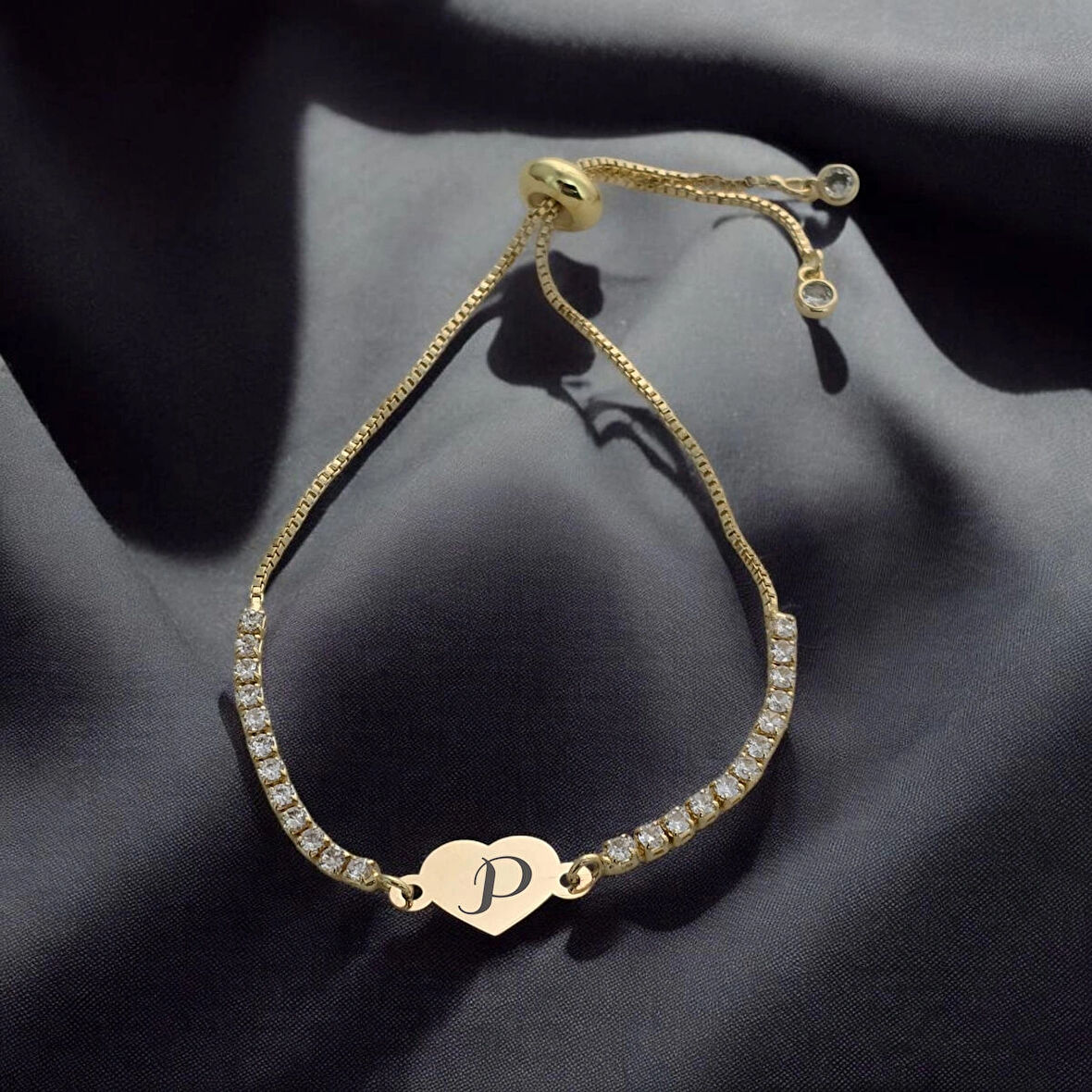 Hafif ve Şık Kalp Motifli ve Zarif Beyaz Taşlı 14 Ayar Altın Plakalı P Harfli Bileklik