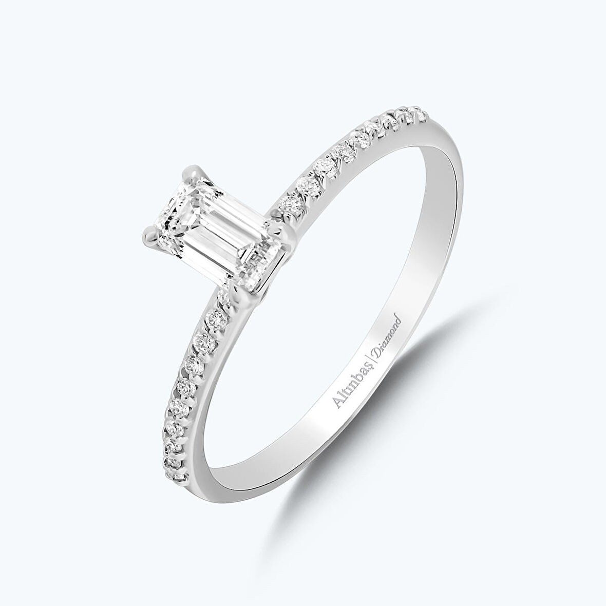 Pırlanta Kolları Taşlı Tektaş Yüzük