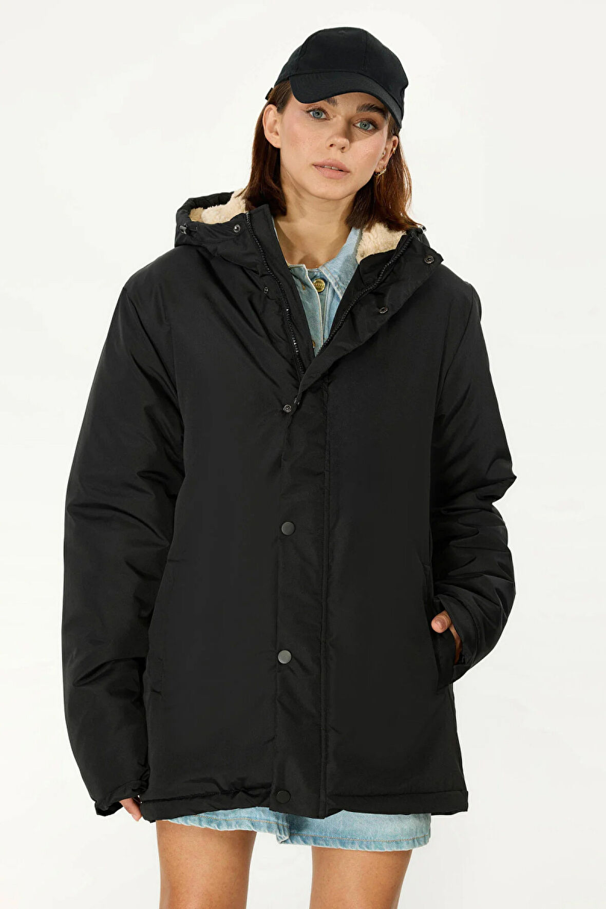 İçi Kürklü Su ve Rüzgar Geçirmez Cepli Kapüşonlu Kadın Mont