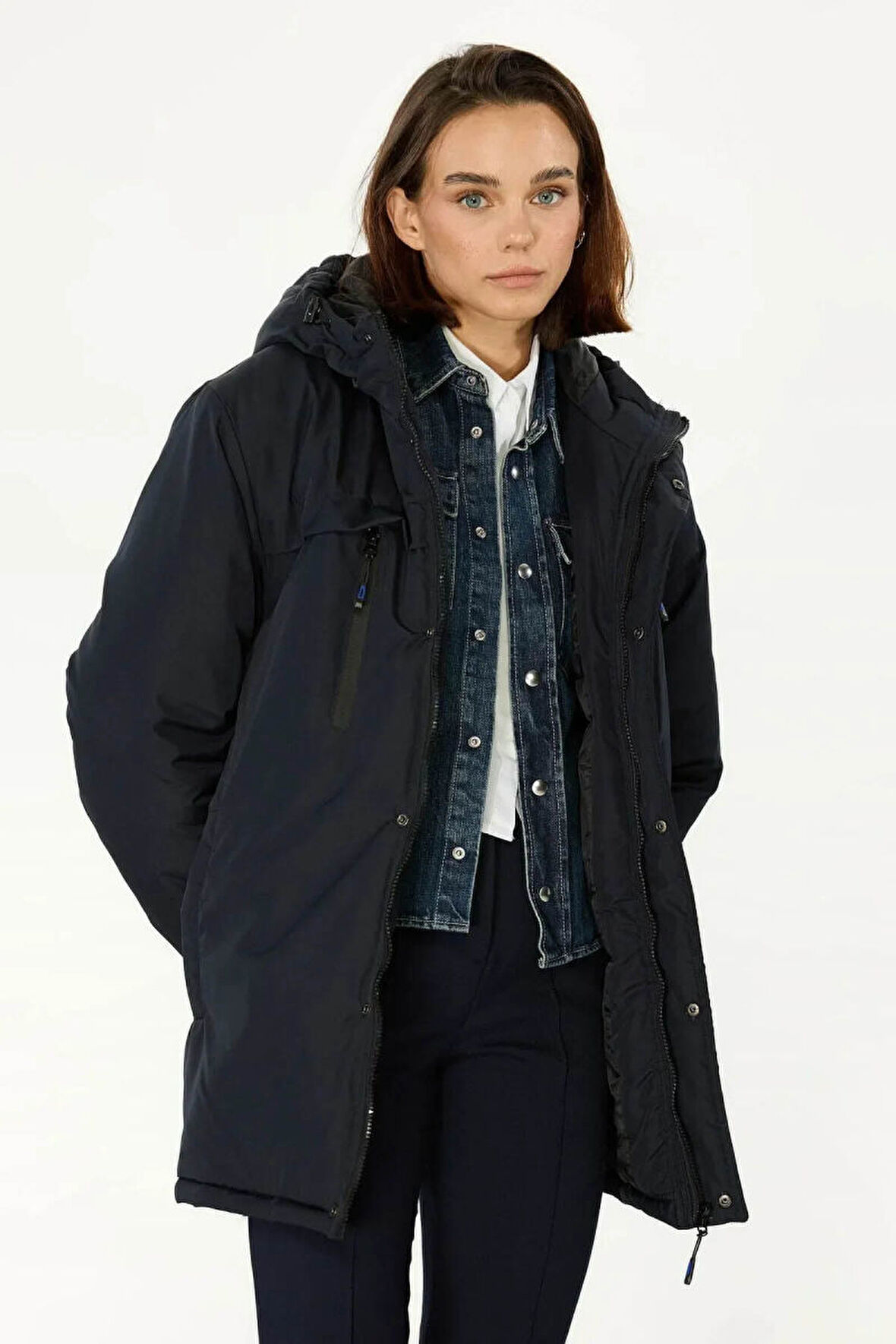 İçi Astarlı Su ve Rüzgar Geçirmez Cepli Kapüşonlu Kadın Mont