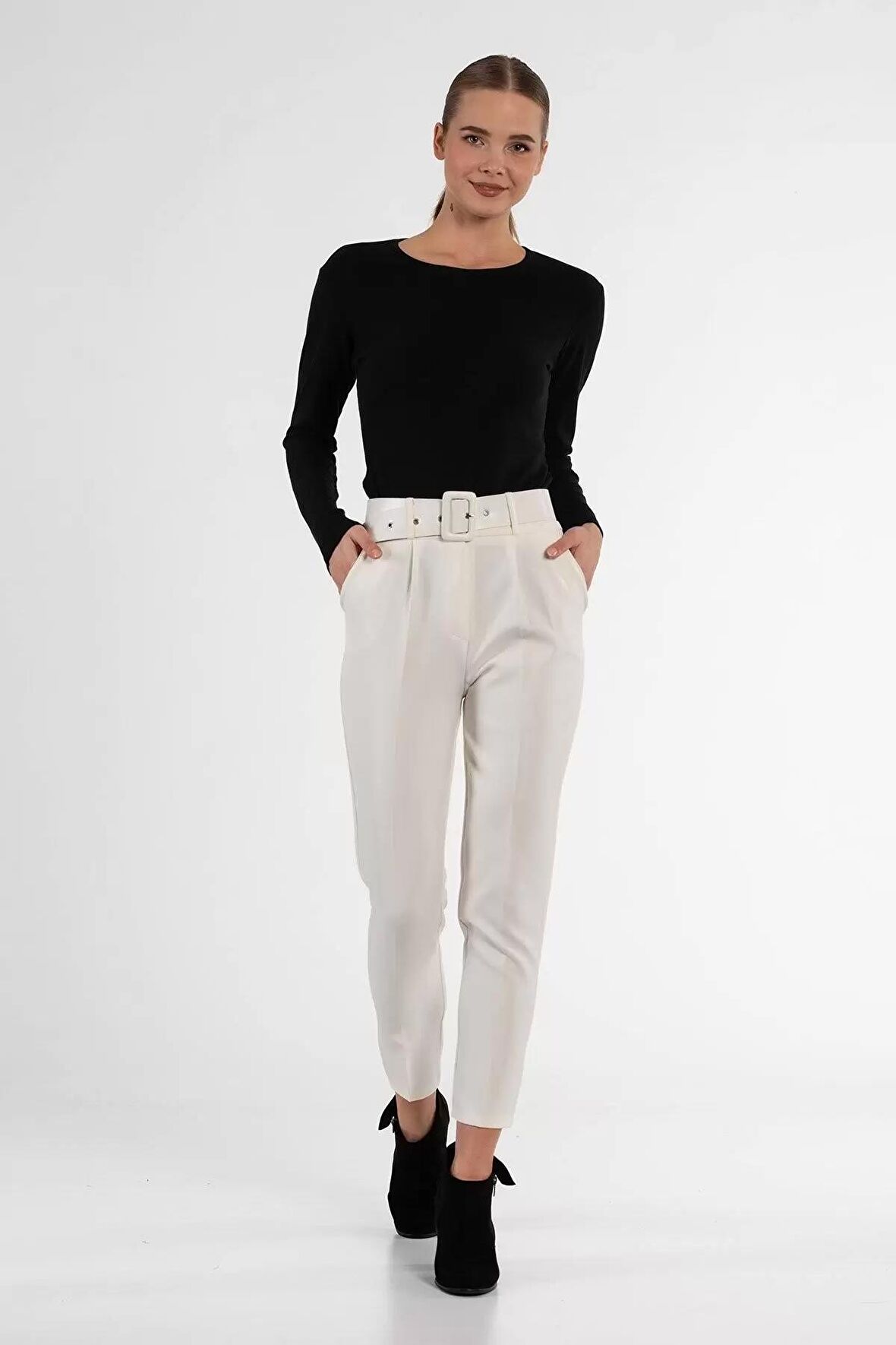 Kemerli Beyaz Bilek Kadın Pantolon