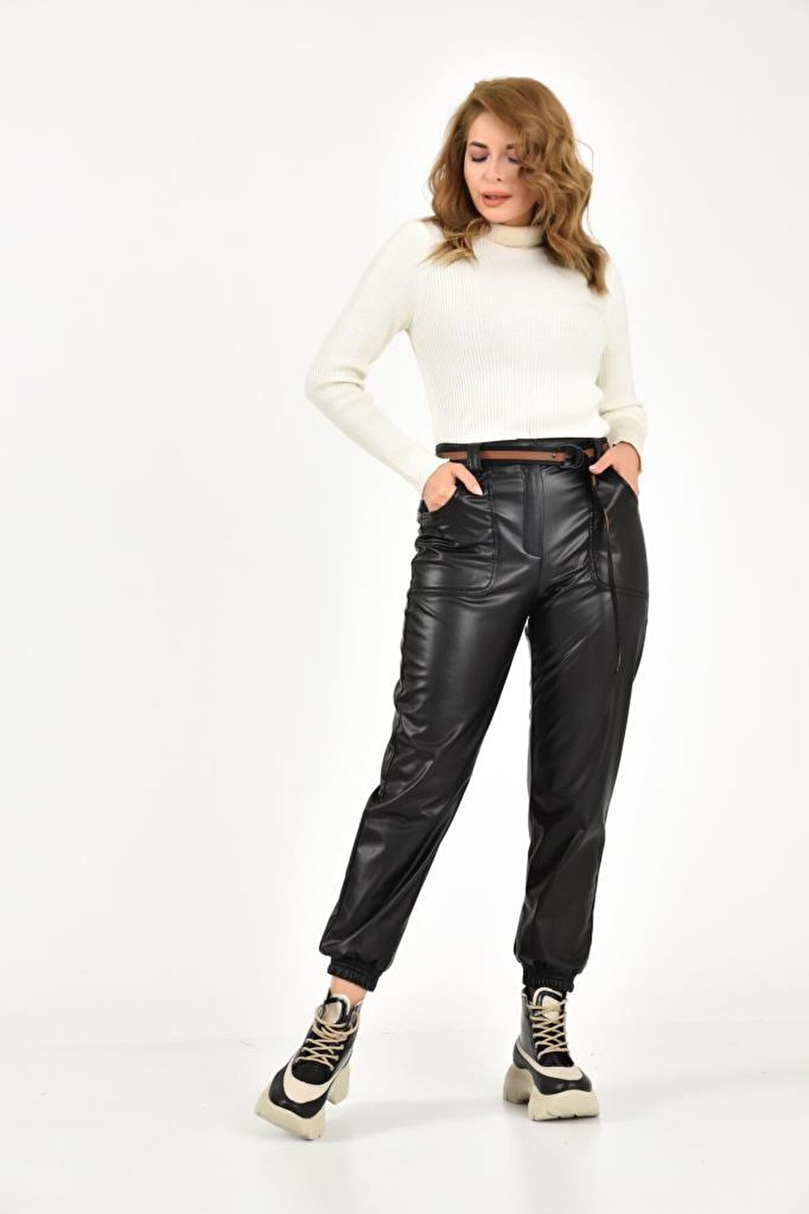 Önden Cepli ve Kemerli Paça Lastikli Siyah Kadın Deri Pantolon