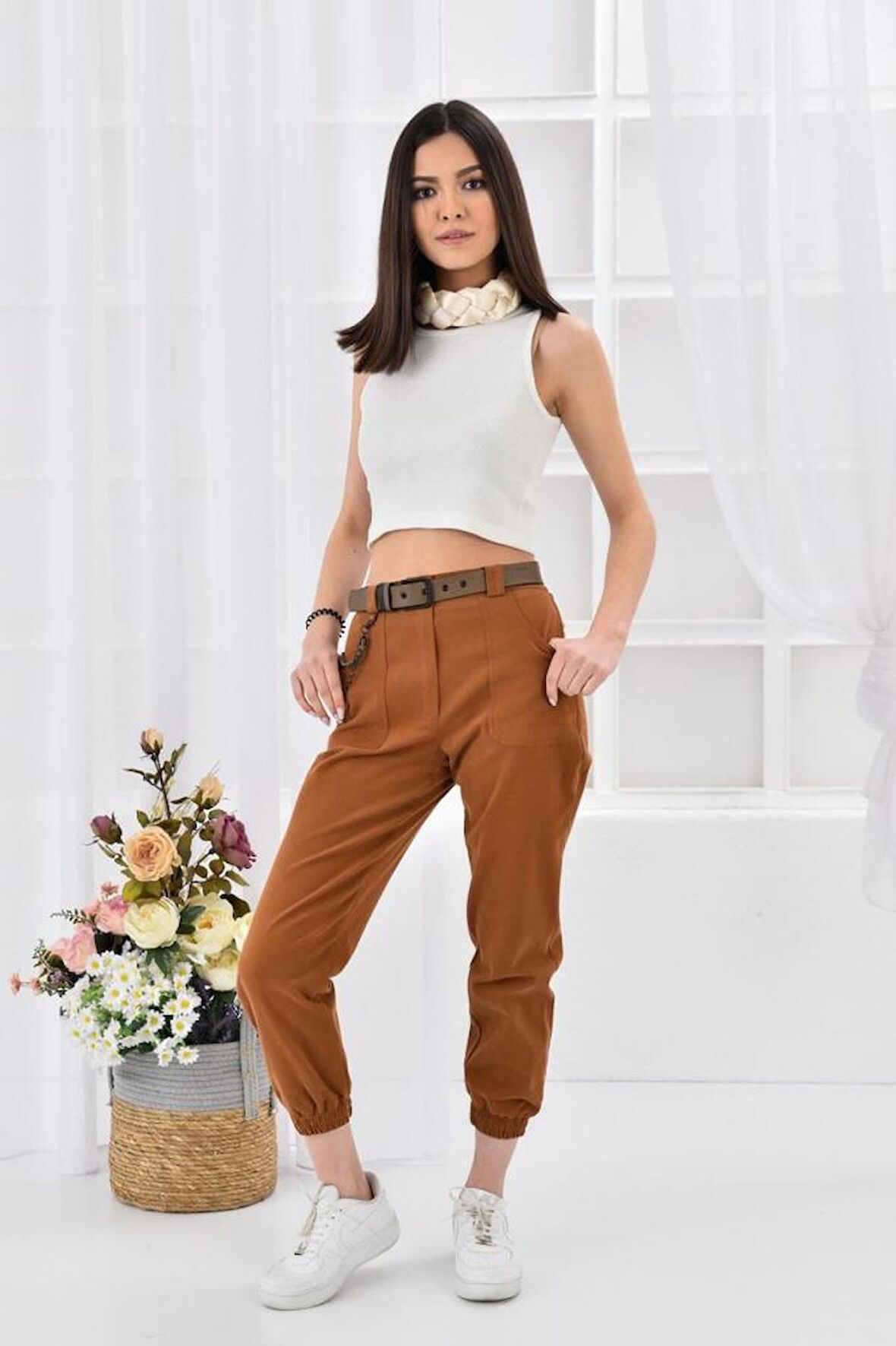 Kemerli ve Önden Cepli Paça Lastikli Taba Kadın Kargo Pantolon