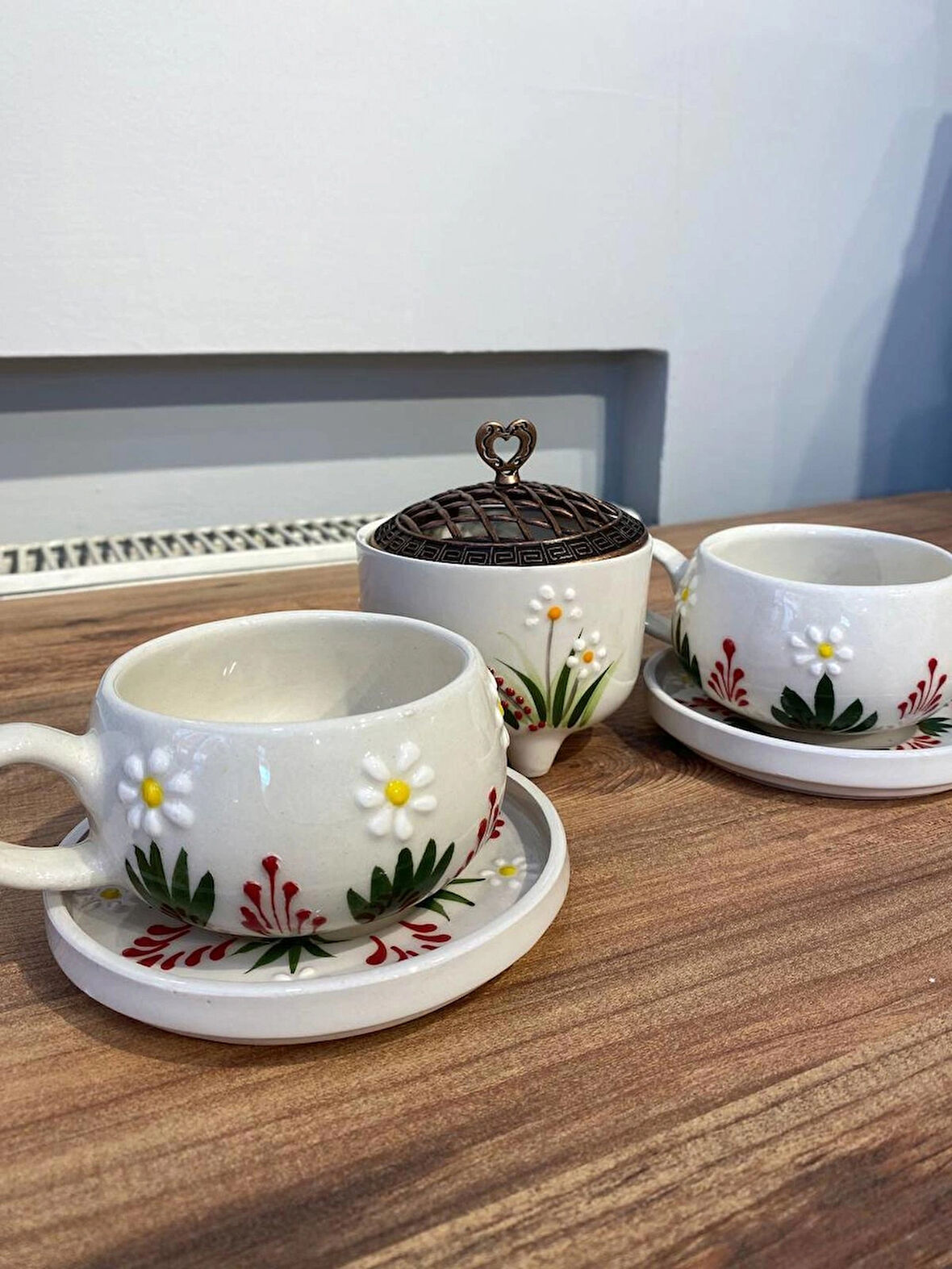 KIRMIZILI PAPATYA DESENLi EL YAPIMI SERAMİK ÇAY, KAHVE SETİ 2 ADET BARDAK TAKIMI VE 1 ADET ŞEKERLİK