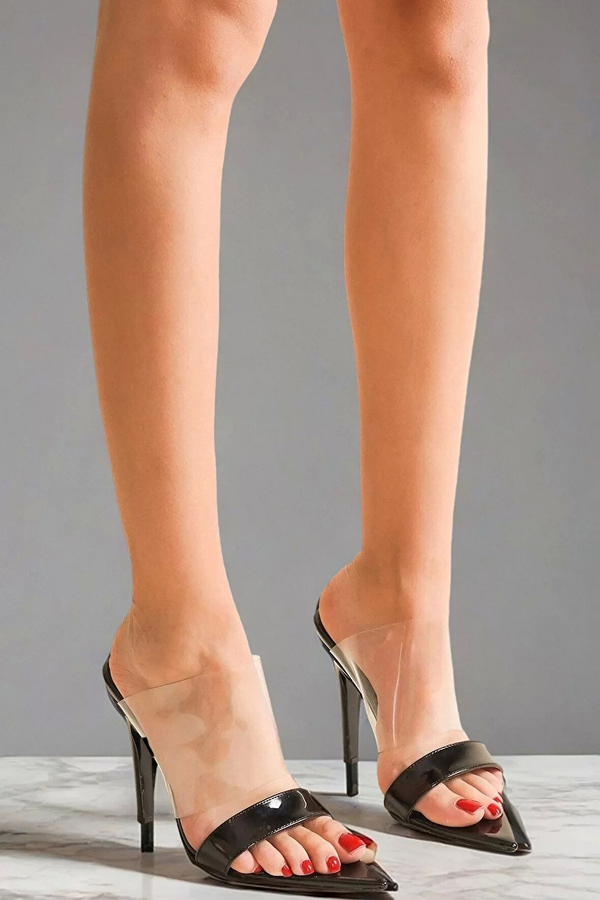 Kadın Ten Rengi İnce Topuklu Şeffaf Bantlı Terlik Yaz Kombinlerinin Parçası