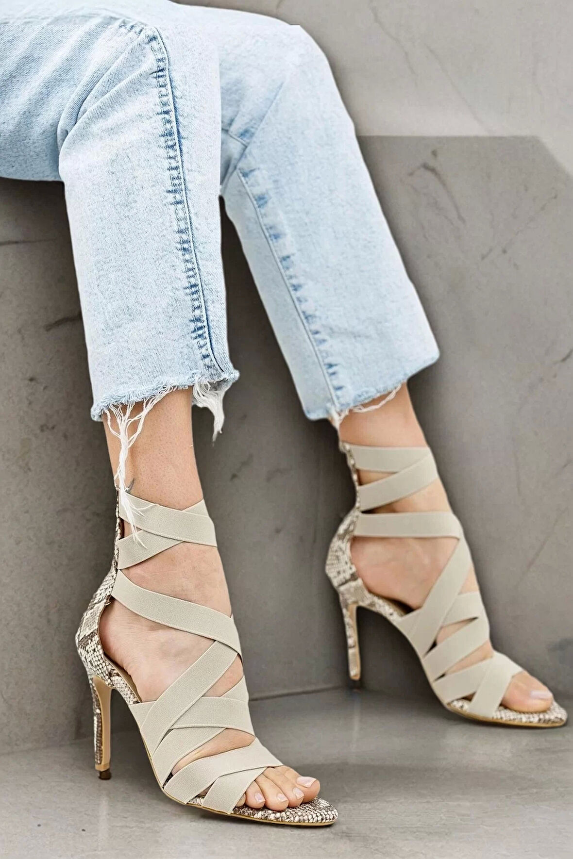 Kadın Çapraz Elastik Bantlı Stiletto Topuklu Arka Fermuarlı Ayakkabı Sandalet Modeli