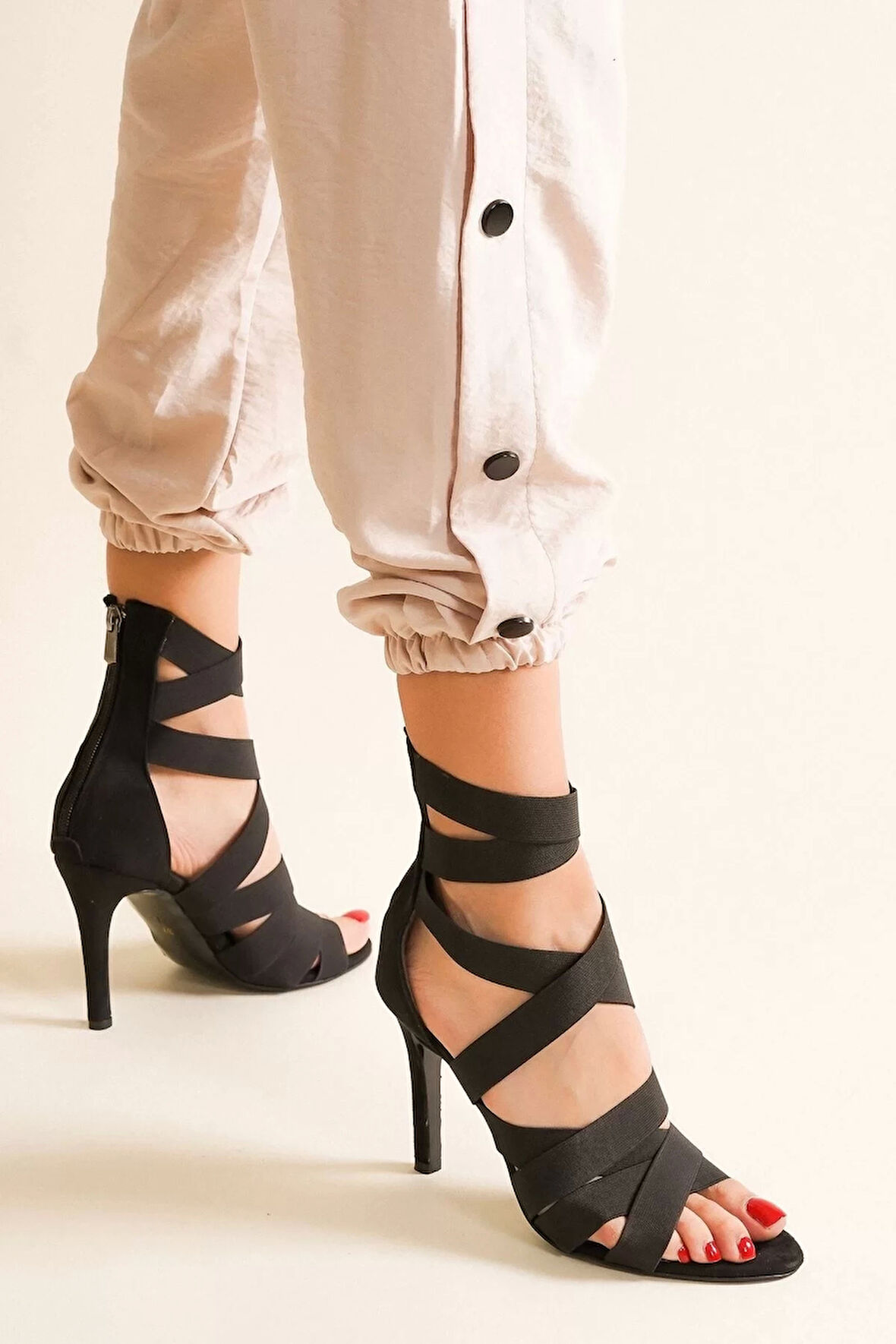 Kadın Çapraz Elastik Bantlı Stiletto Topuklu Arka Fermuarlı Ayakkabı Sandalet Modeli