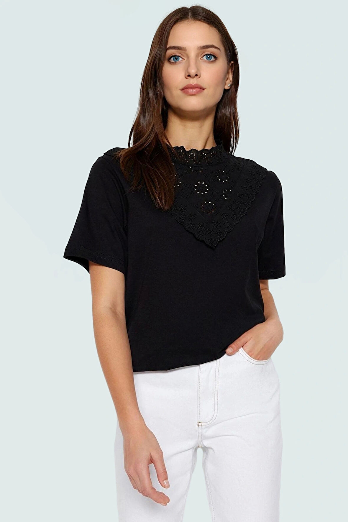 Brodeli Dik Yaka Pamuklu Bluz Regular Kalıp Yazlık Rahat Kullanım Şık Görünüm Seçkin Malzeme