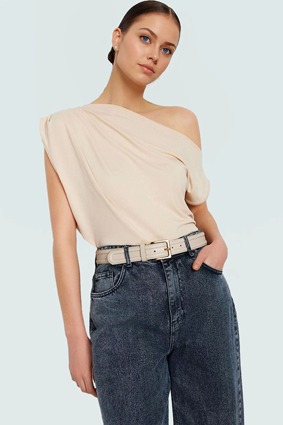 Kadın Asimetrik Yaka Kısa Kollu Örme Bluz Konforlu Kesim Zarifane Tasarım Profesyonel Görünüm