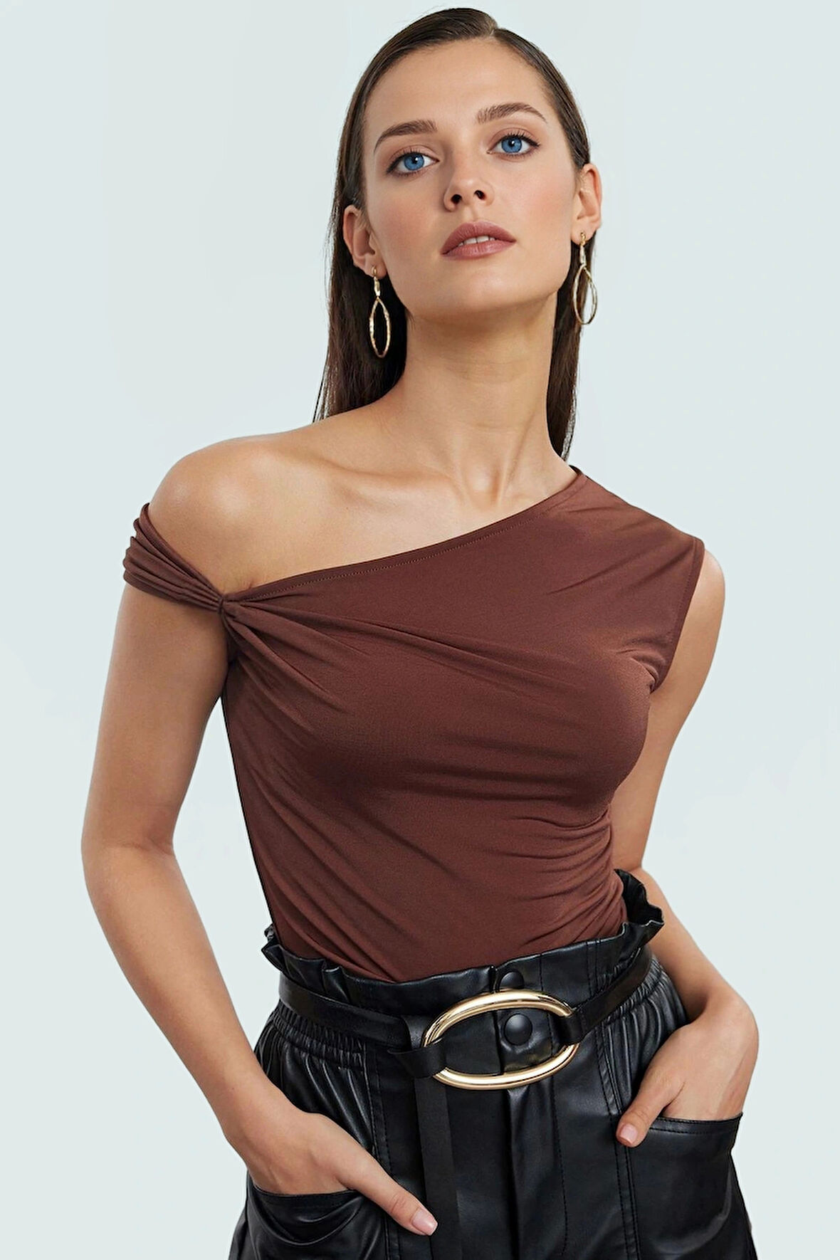 Şık Asimetrik Yaka Kolsuz Örme Bluz Fitted Kalıp Özel Tasarım Seçkin Malzeme