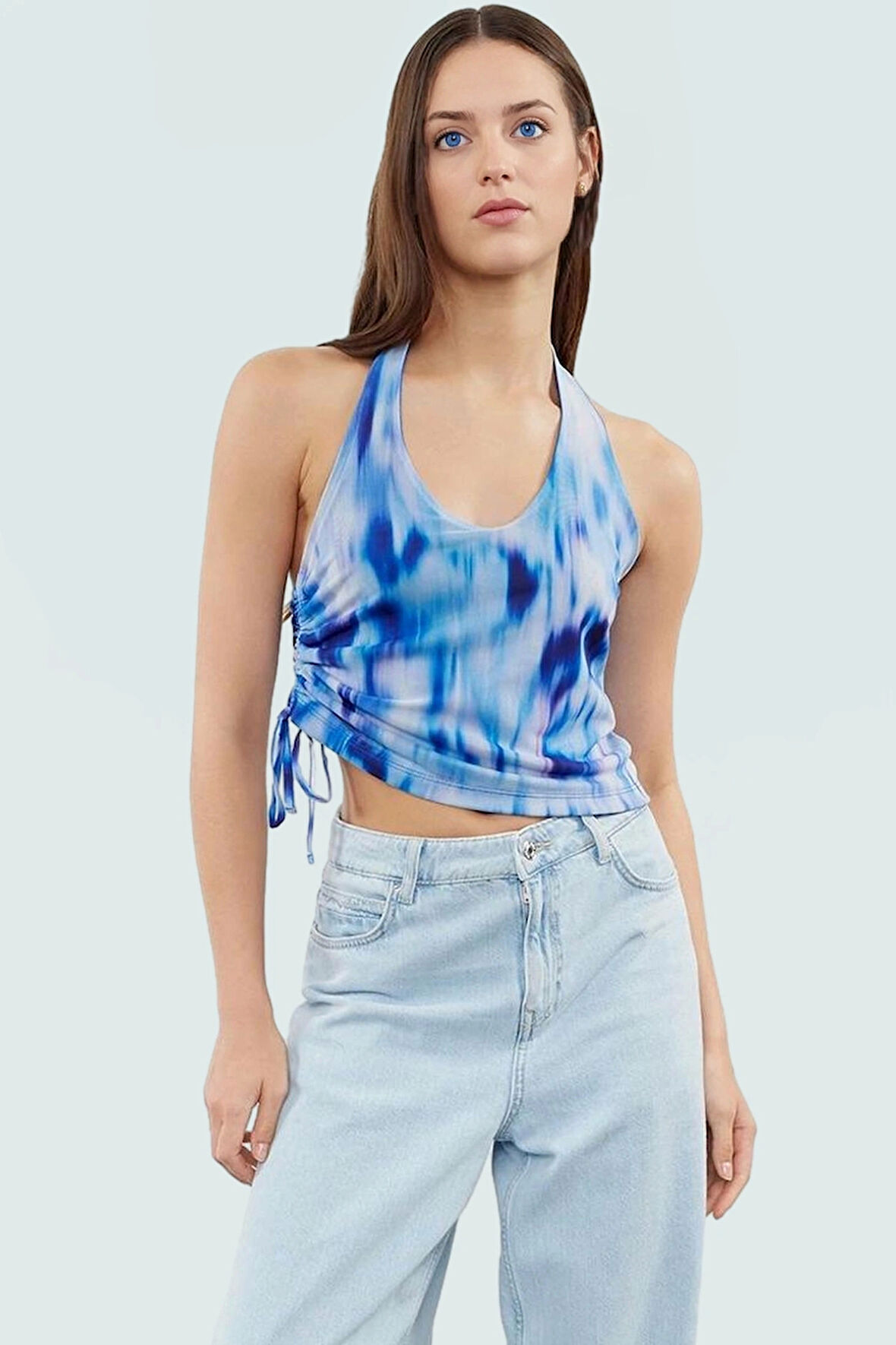 Yazlık Soyut Desenli Crop Bluz Boyundan Bağlamalı Örme Tül Kumaş Modern Stil Şık Görünüm