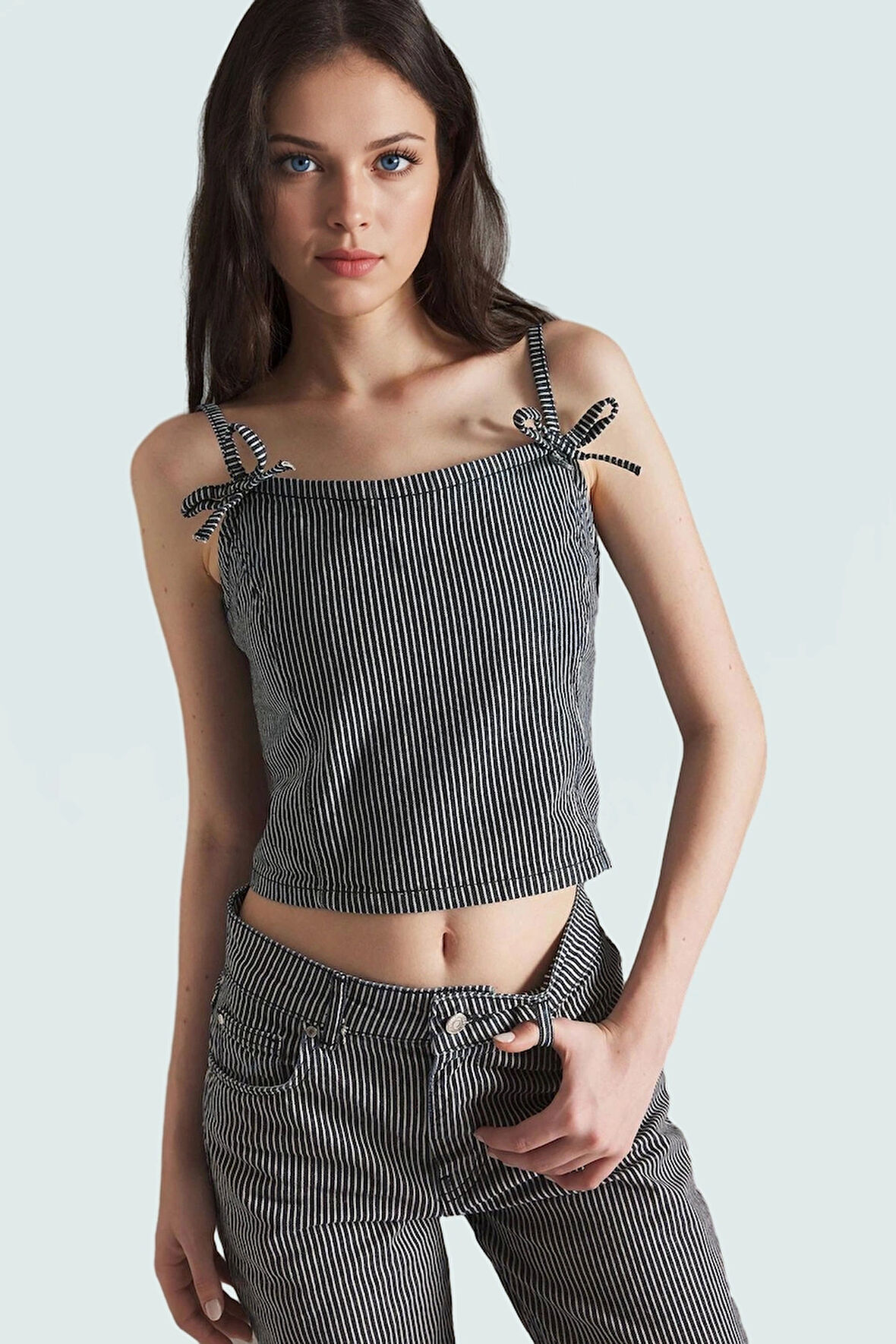 Yazlık Kadın Crop Denim Bluz İnce Askılı Fitted Kalıp Günlük Stil Özel Tasarım Seçkin Malzeme
