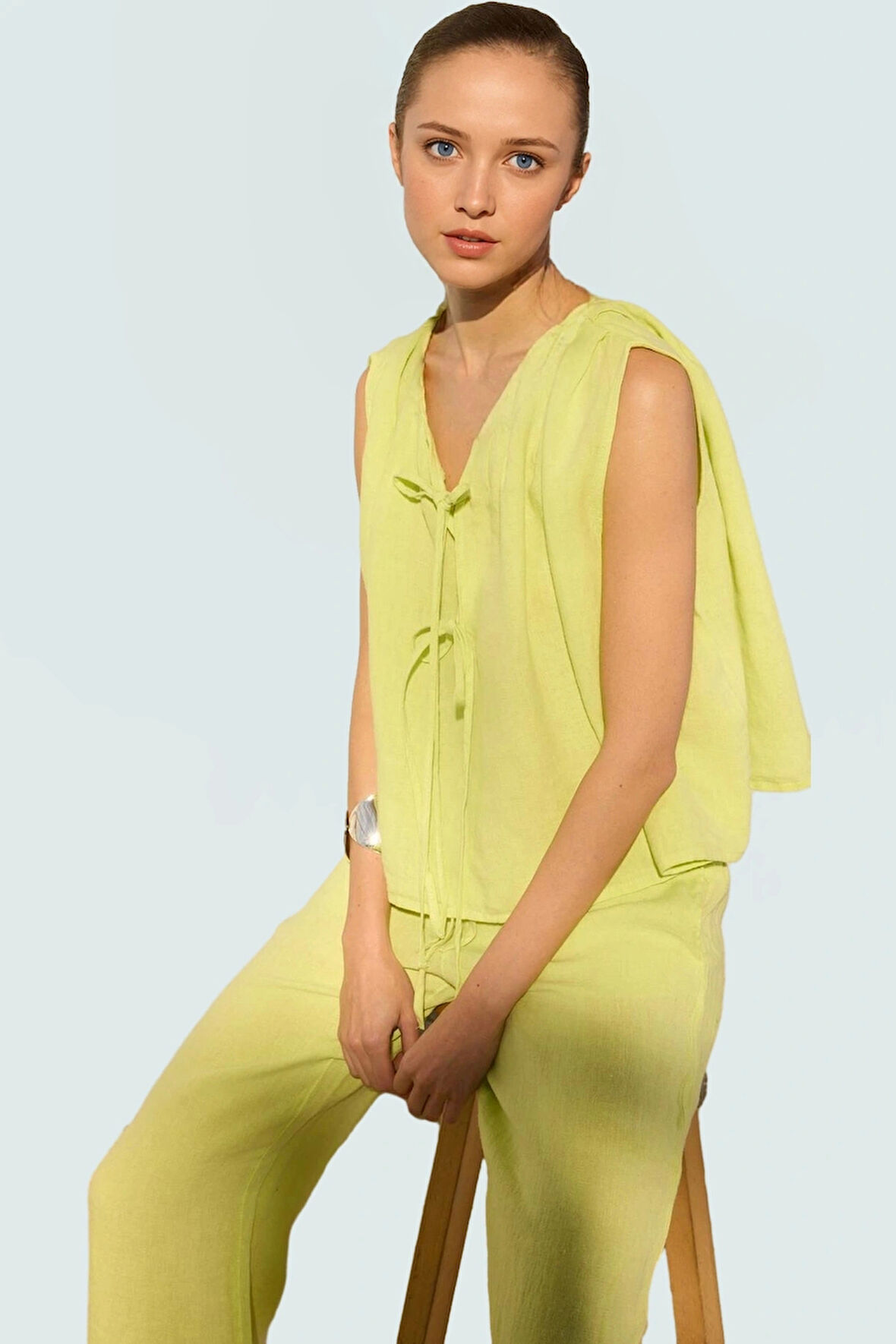 Yazlık Keten Bluz Bağlama Detaylı Dik Yaka Günlük Tarz Şık Görünüm Trend Tasarım