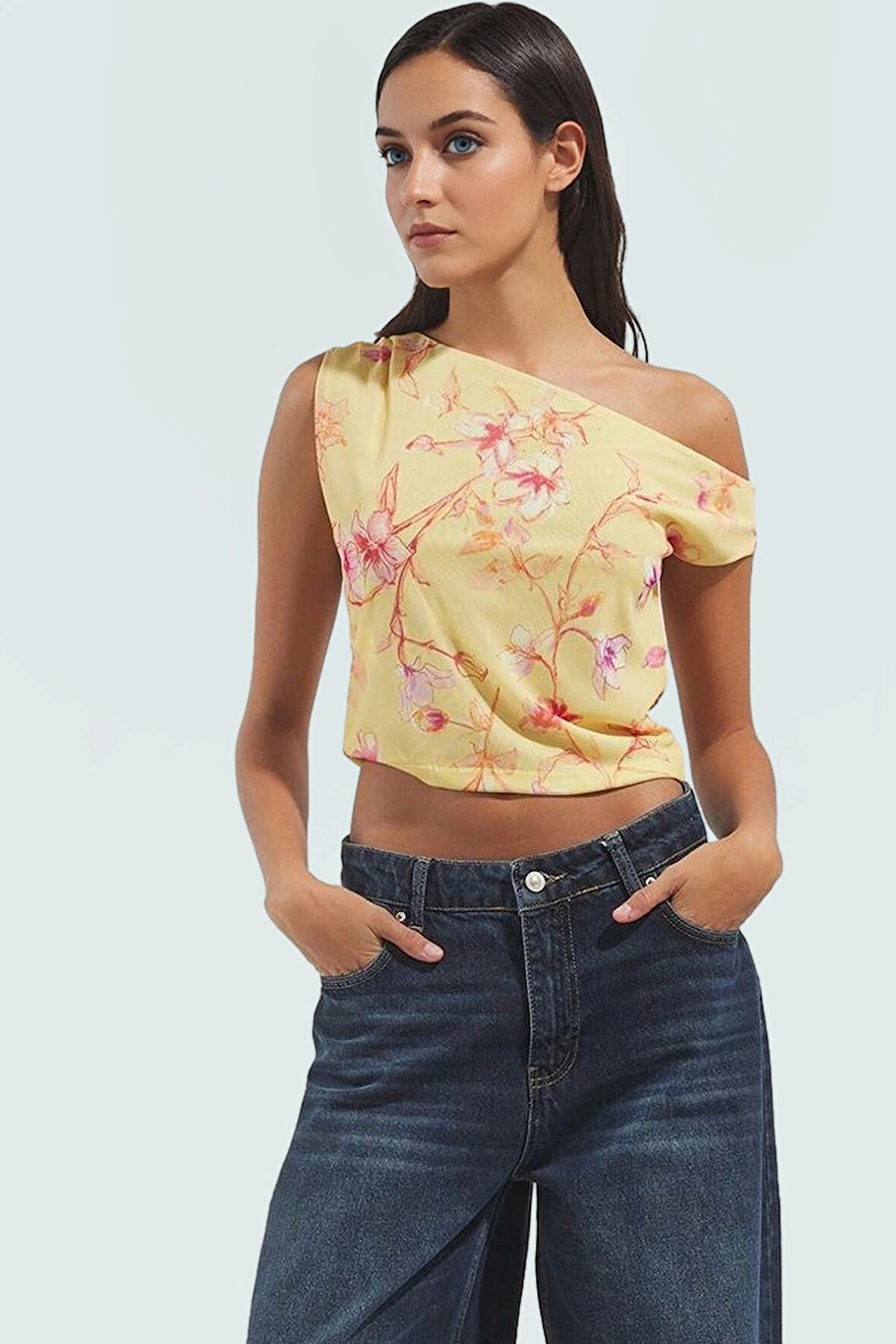 Yazlık Asimetrik Yaka Kısa Kol Örme Bluz Fitted Kalıp Polyester Kumaş Trend Tasarım Konforlu Kesim