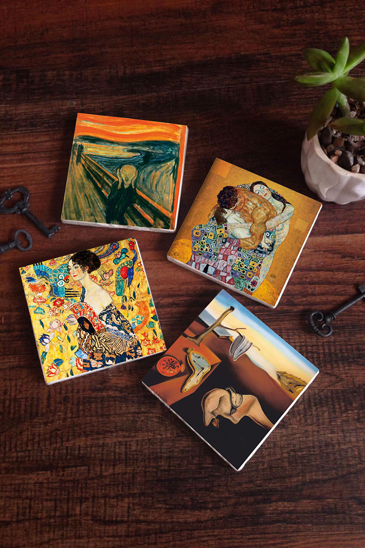 Salvador Dalí Belleğin Azmi, Gustav Klimt Yelpazeli Kadın, Aile Kucaklama, Çığlık Taş Bardak Altlığı Masaüstü Koruyucu Altlık 4 Parça Set 10x10cm Stone Coasters