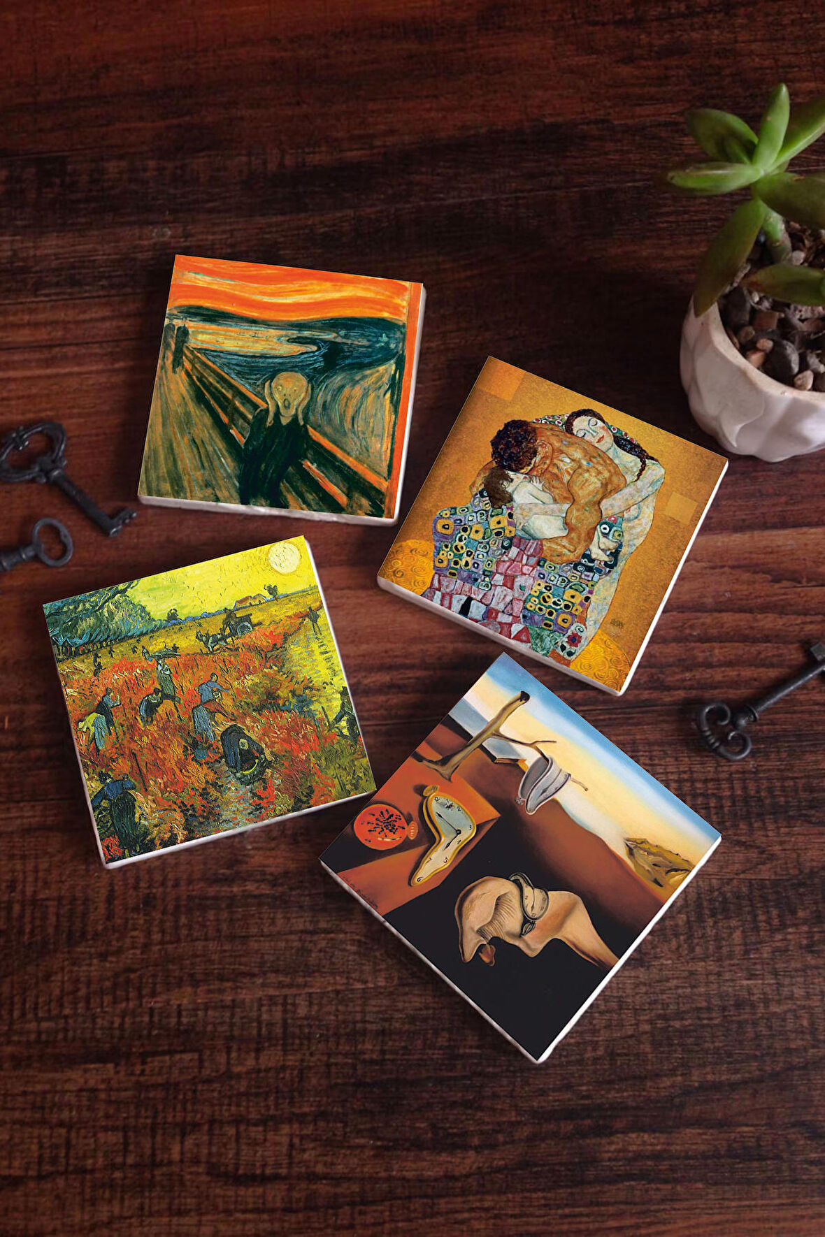 Dalí Belleğin Azmi, Van Gogh Arles'te Kırmızı Bağ, Çığlık, Klimt Aile Kucaklama Taş Bardak Altlığı Masaüstü Koruyucu Altlık 4 Parça Set 10x10cm Stone Coasters
